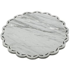 Plateau ou assiette ronde en marbre avec bord en dentelle