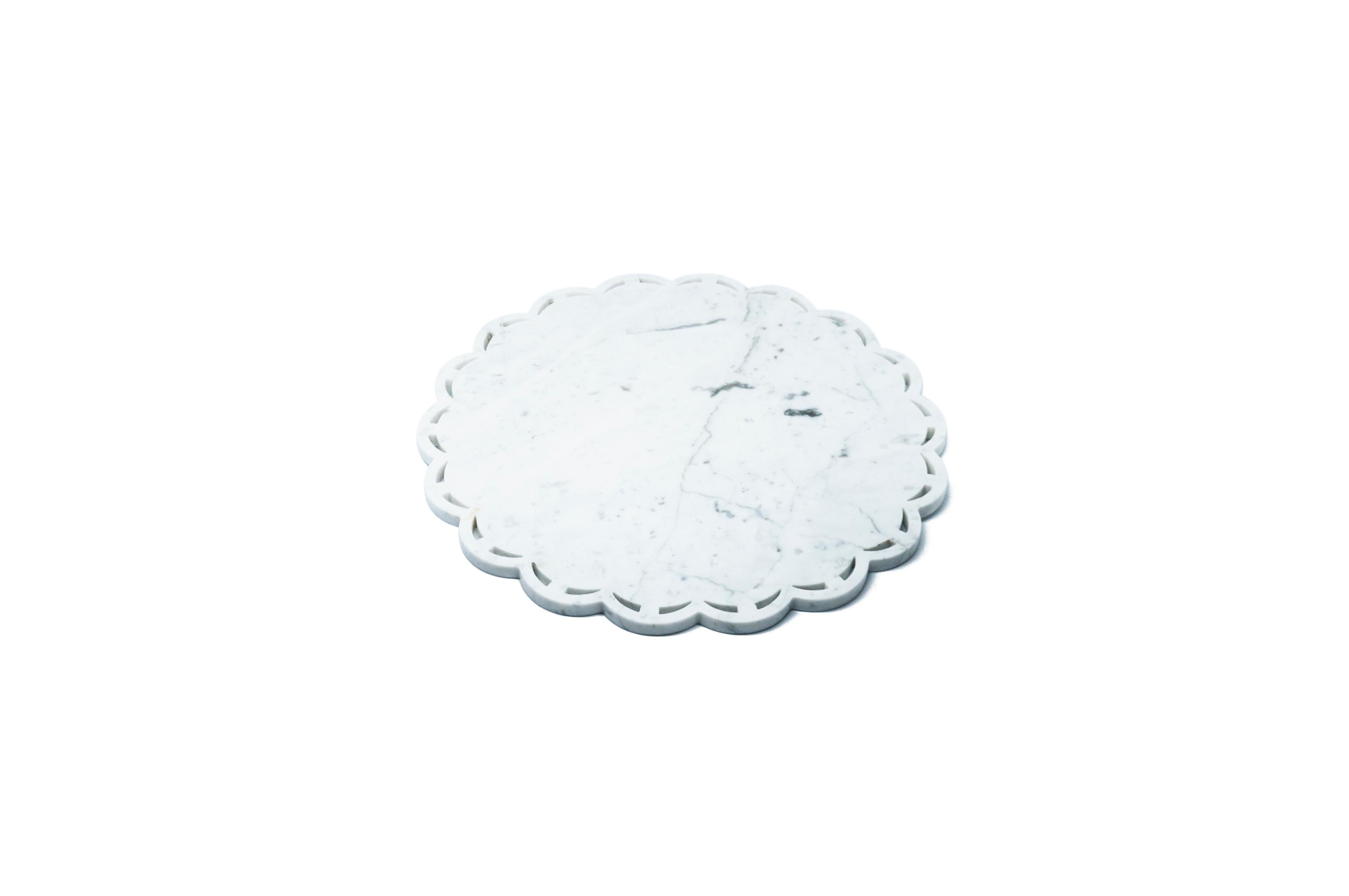 Round marble tray or plate with lace edge in grey/white/black marble. Each piece is in a way unique (every marble block is different in veins and shades) and handmade by Italian artisans specialized over generations in processing marble. Slight