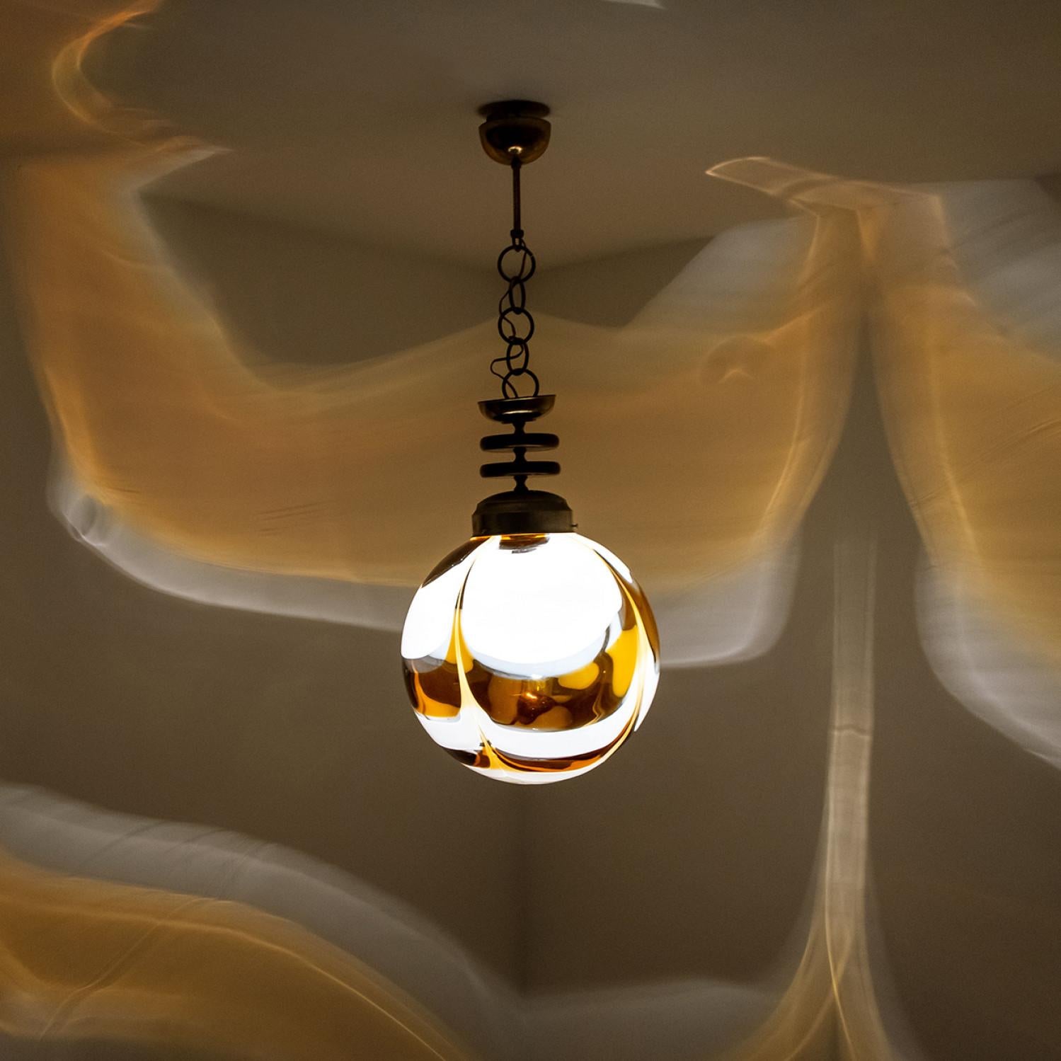 Lampada rotonda marmorizzata di Carlo Nason per Mazzega.
Una ciotola ricoperta di strisce bianche e marroni compone questo bellissimo pezzo realizzato in vetro di Murano spesso e lavorato a mano.

Dimensioni:
Altezza: 90 cm (35,43