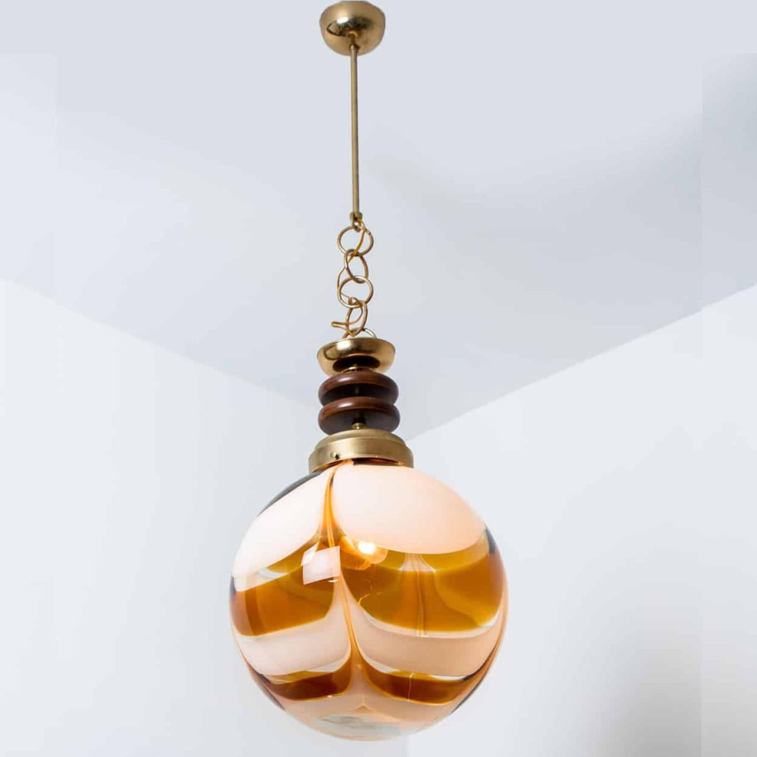 Lampada rotonda marmorizzata di Carlo Nason per Mazzega.
Una ciotola ricoperta di strisce bianche e marroni compone questo bellissimo pezzo realizzato in vetro di Murano spesso e lavorato a mano.

Dimensioni:
Altezza: 90 cm (35,43