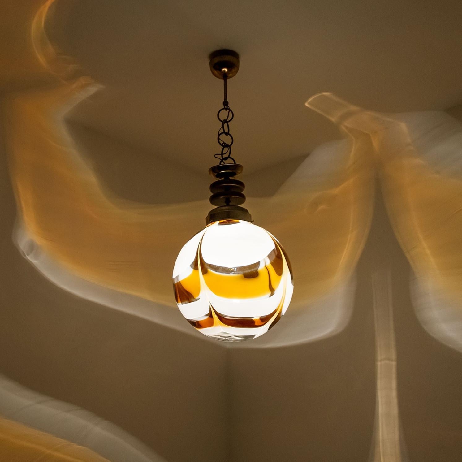 Italiano Lampada a sospensione rotonda marmorizzata di Carlo Nason per Mazzega in vendita