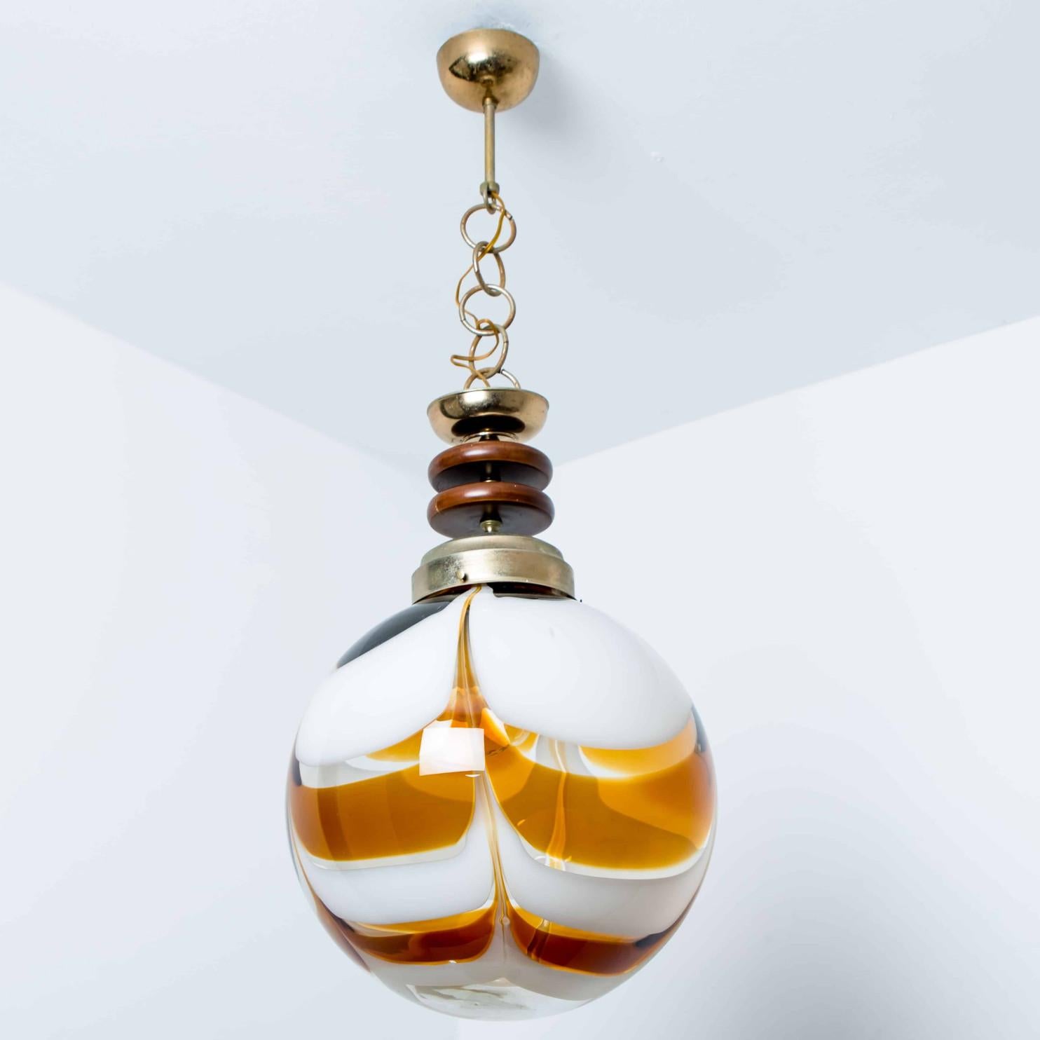 XX secolo Lampada a sospensione rotonda marmorizzata di Carlo Nason per Mazzega in vendita