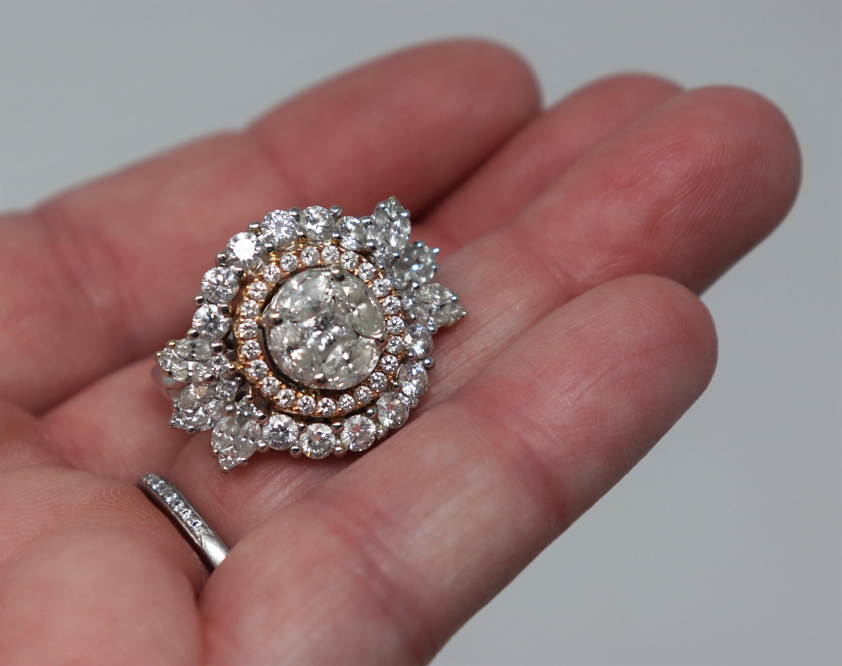 Bague double halo de diamants ronds, marquises et princesses en or blanc et rose 18 carats en vente 6