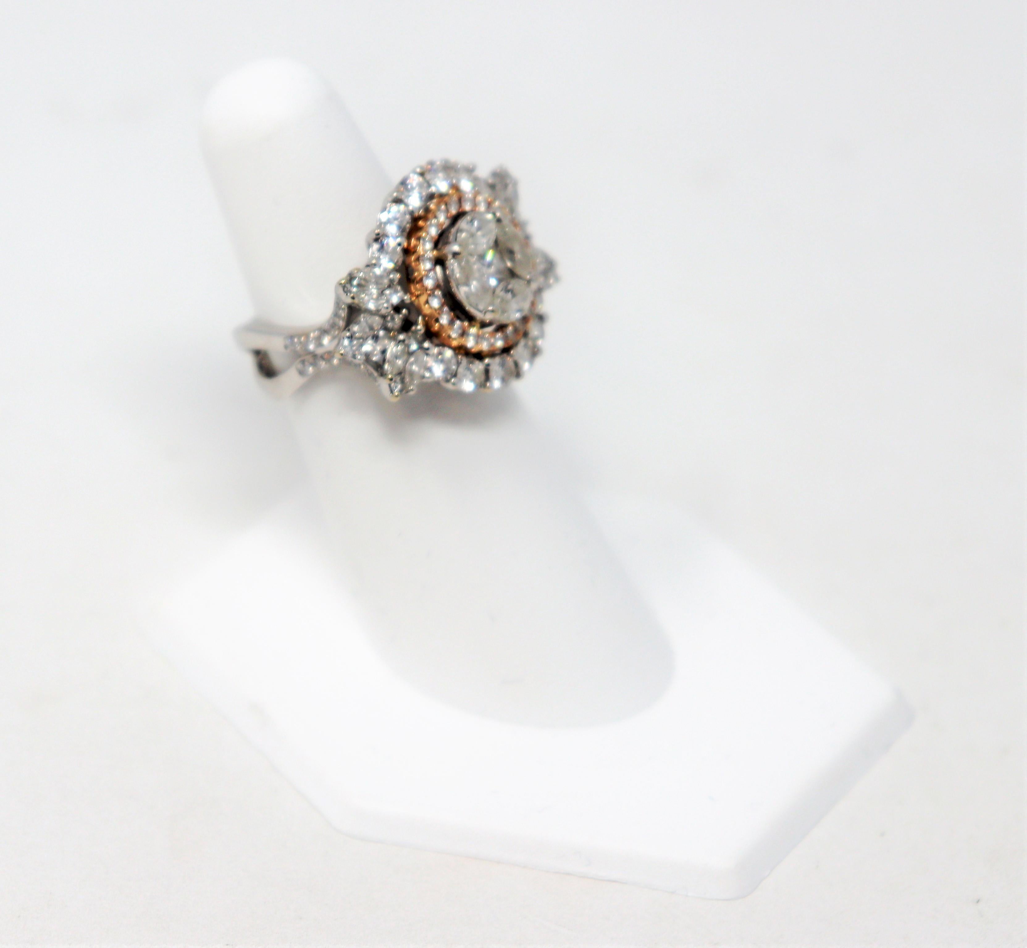 Taille ronde Bague double halo de diamants ronds, marquises et princesses en or blanc et rose 18 carats en vente
