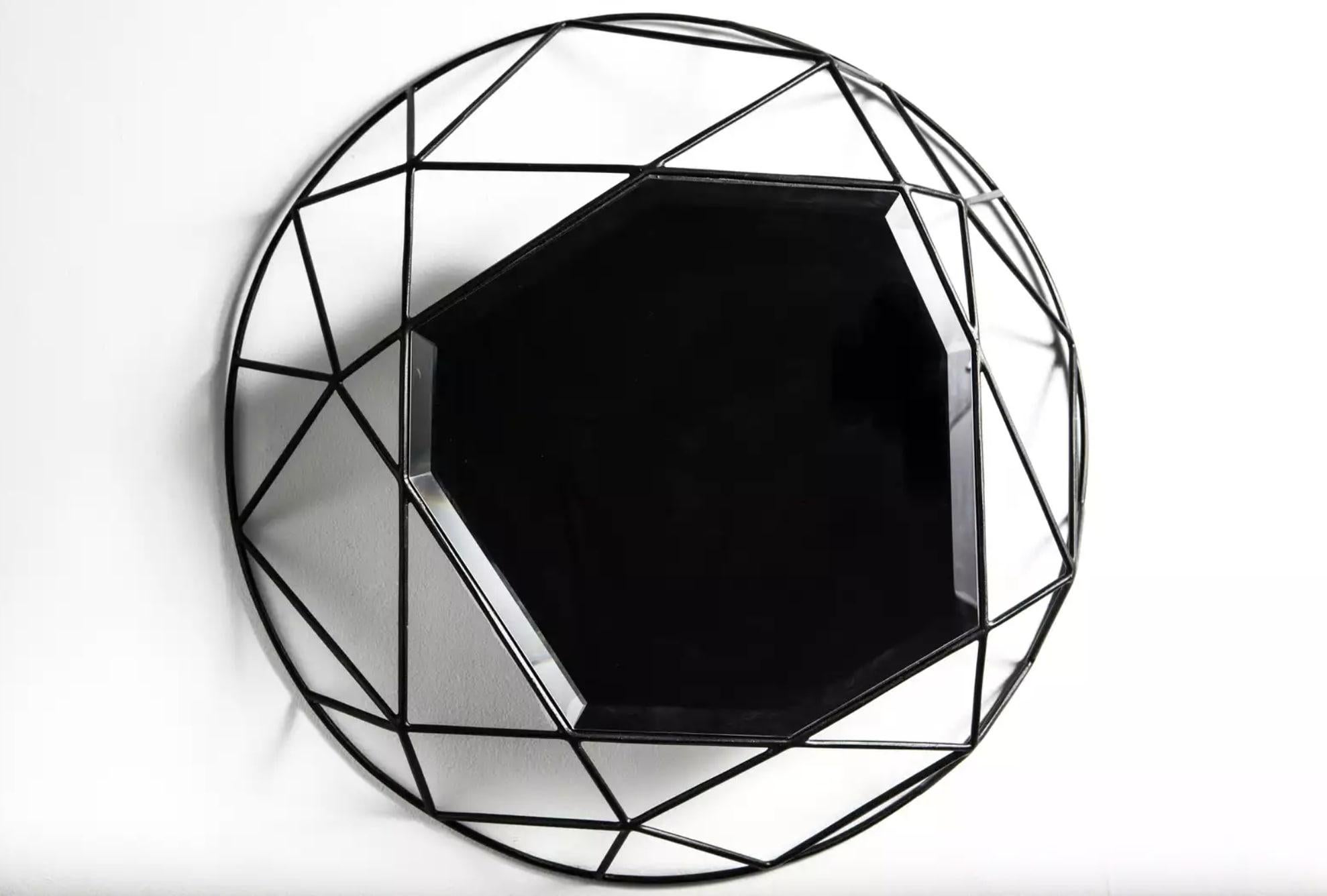 Dieser Spiegel aus pulverbeschichtetem Schmiedeeisen und Glas von Sam Baron wurde erstmals 2014 auf der Design Miami Fair ausgestellt.

Der 1976 in Frankreich geborene Sam Baron hat einen Abschluss in Design an der Schule der Schönen Künste in