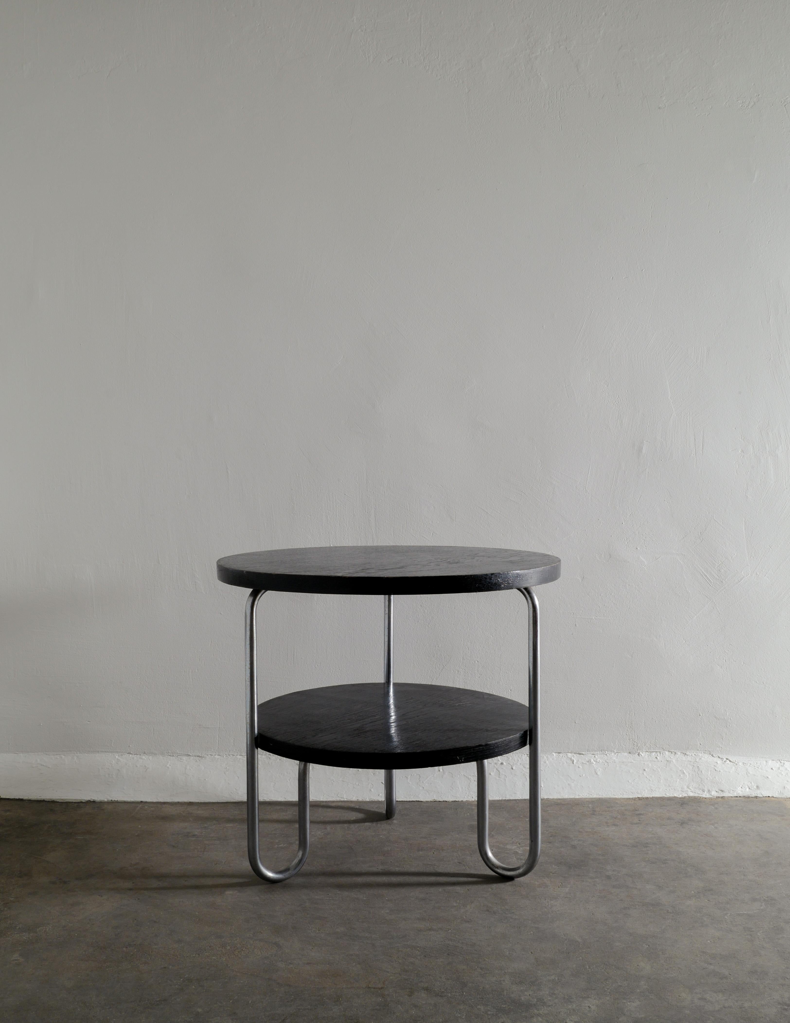 Rare round side coffee table designed by Mauser Werke Waldeck in an iconic Bauhaus style produced in the 1940s. In good vintage and original condition with small signs from age in use. Beautiful and genuine patina on the tubular legs.