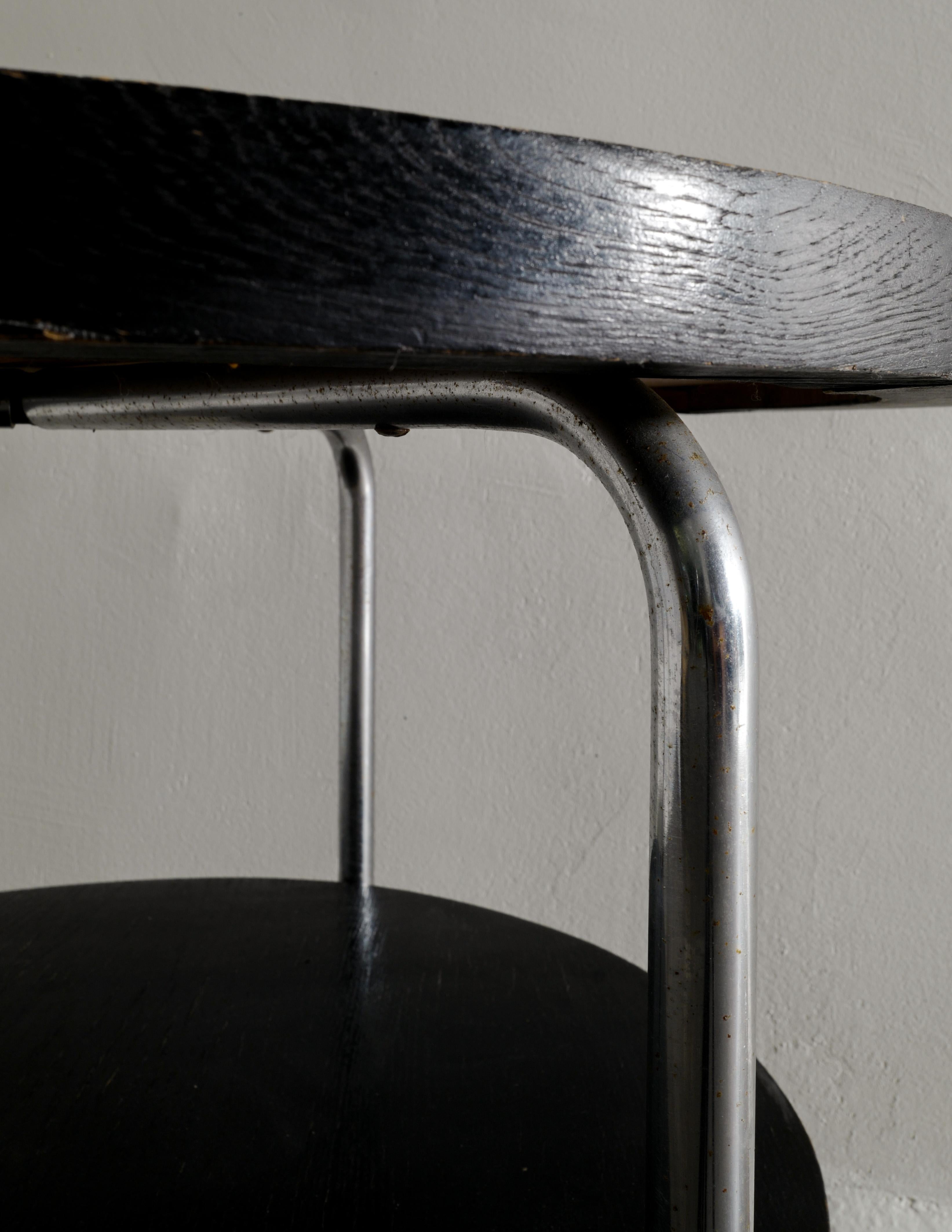 Mid-Century Modern Round Mauser Werke Waldeck Side Bauhaus Table in Metal & Beech Produced in 1940s