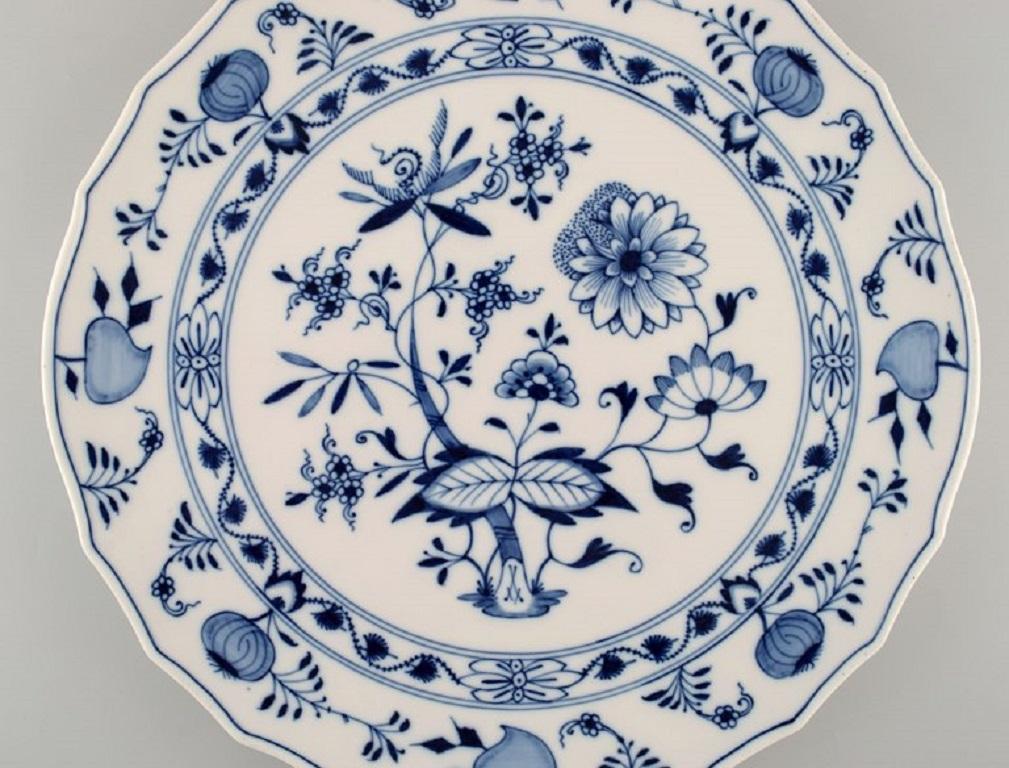 Round Meissen blue onion dish in hand-painted porcelain. 
Approx. 1900.
Measures: 33.5 x 3 cm.
In excellent condition.
Stamped.
1st factory quality.