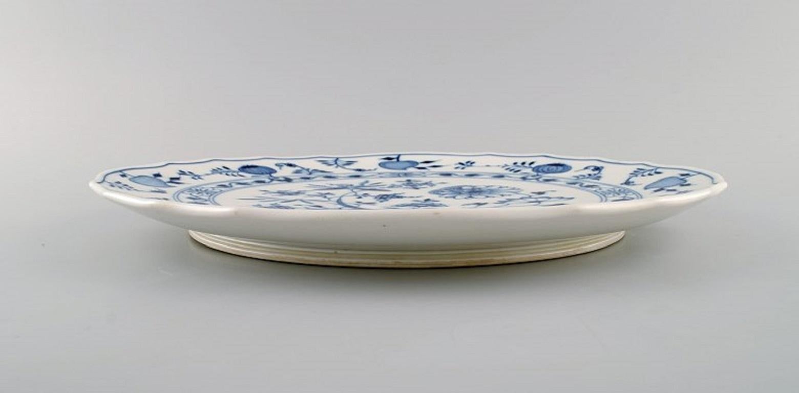German Round Meissen Blue Onion dish in hand-painted porcelain, Approx. 1900