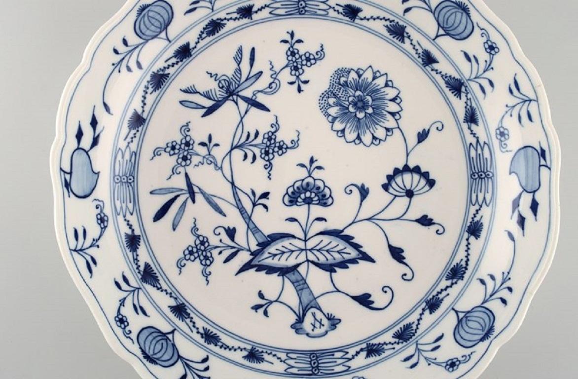 Round Meissen blue onion serving dish / bowl in hand-painted porcelain. 
Approx. 1900.
Measures: 27.5 x 6 cm.
In excellent condition.
Stamped.
3rd Factory quality.