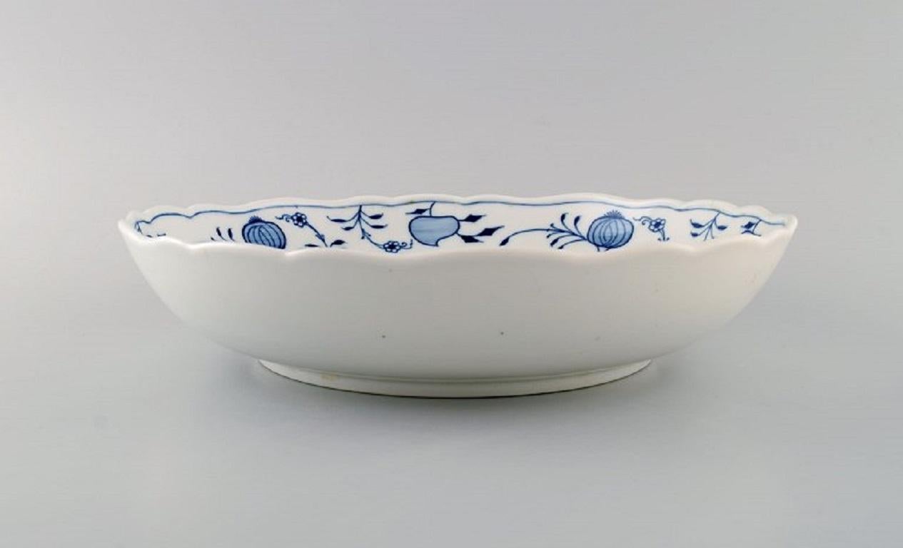 Round Meissen Blue Onion Serving Dish / Bowl in Hand-Painted Porcelain In Excellent Condition In Copenhagen, DK