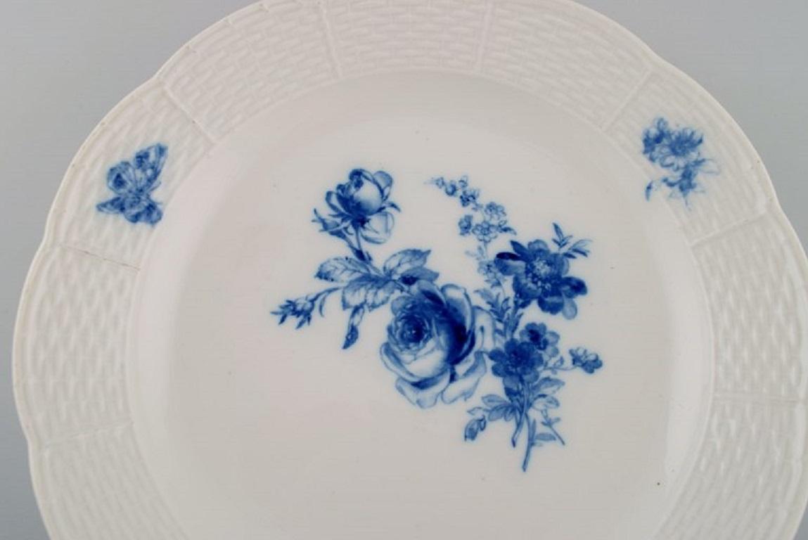 Runder Meissener Teller aus handbemaltem Porzellan. Schmetterling und blaue Blumen. 
Ende des 19. Jahrhunderts.
Maße: 26.5 x 5 cm.
In ausgezeichnetem Zustand.
Gestempelt.
3. Fabrikqualität.