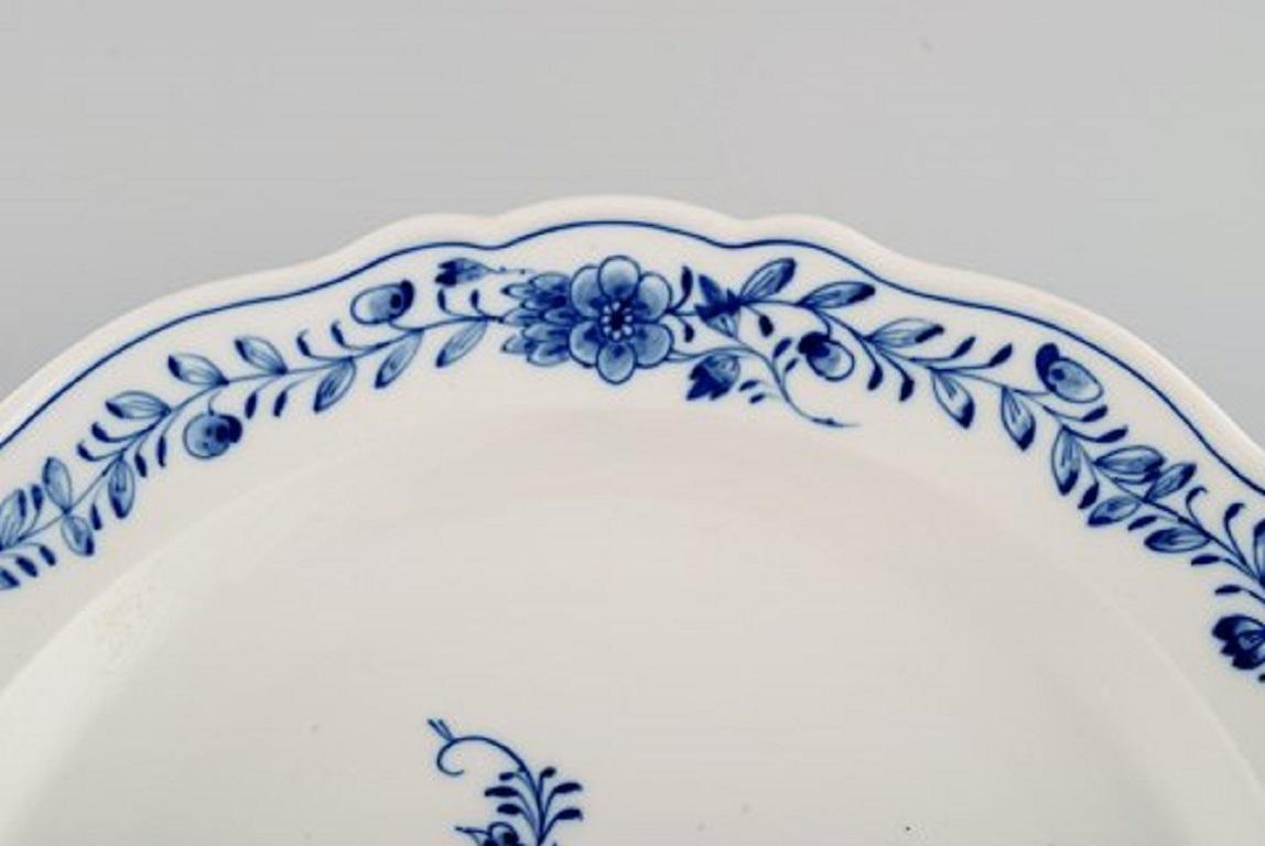 German Round Meissen Neuer Ausschnitt Serving Dish in Hand-Painted Porcelain