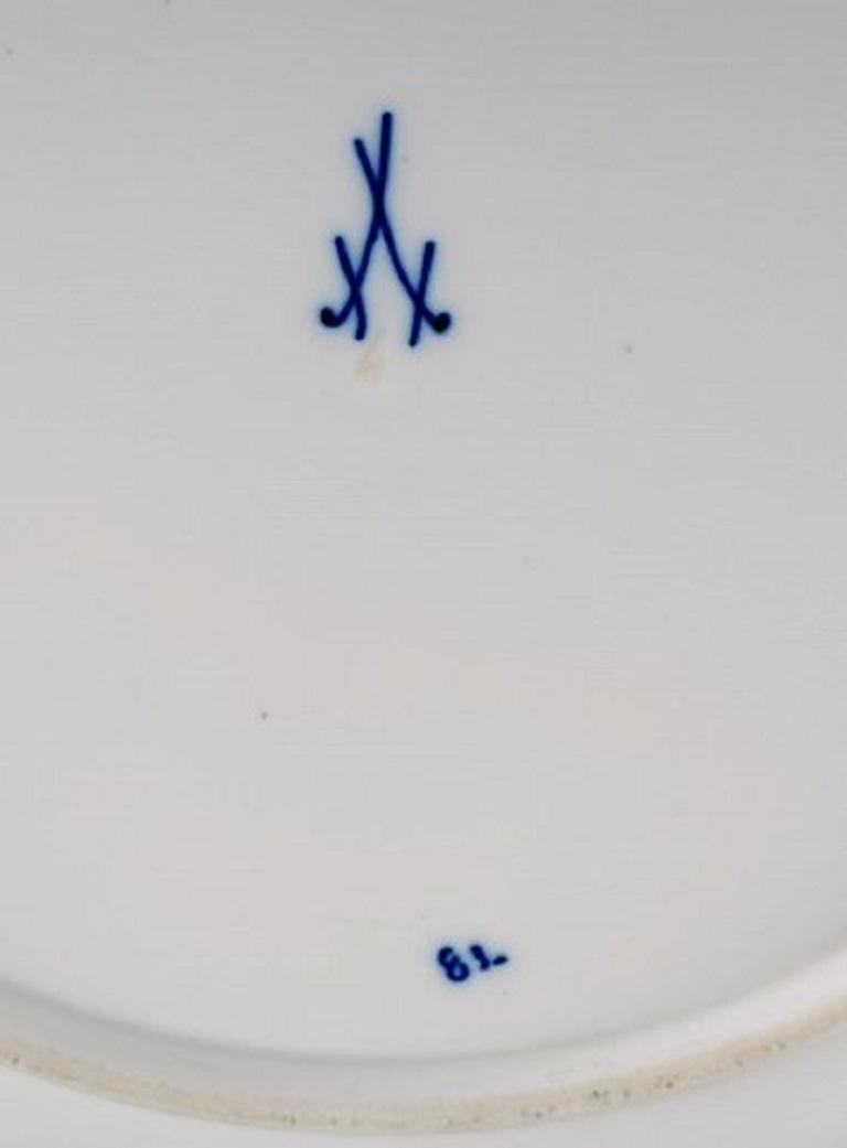 Round Meissen Neuer Ausschnitt Serving Dish in Hand-Painted Porcelain In Excellent Condition In Copenhagen, DK
