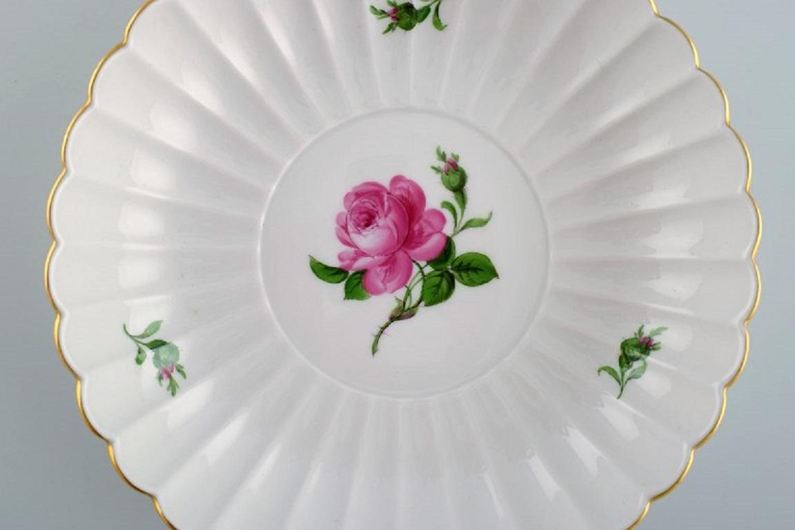 Round Meissen Pink Rose bowl in hand-painted porcelain with gold edge. 
Early 20th century.
Measures: 20 x 5 cm.
In excellent condition.
Stamped.
3rd factory quality.
