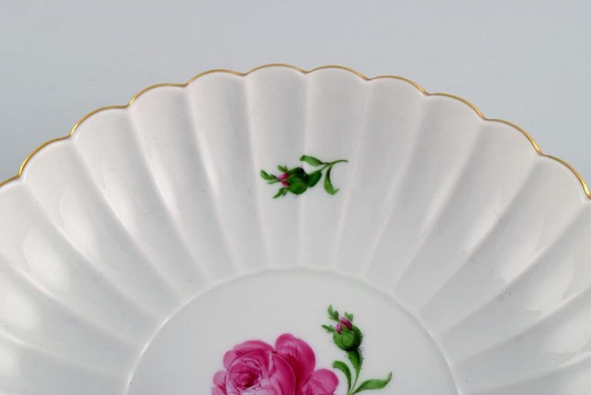 German Round Meissen Pink Rose Bowl in Hand-Painted Porcelain with Gold Edge For Sale