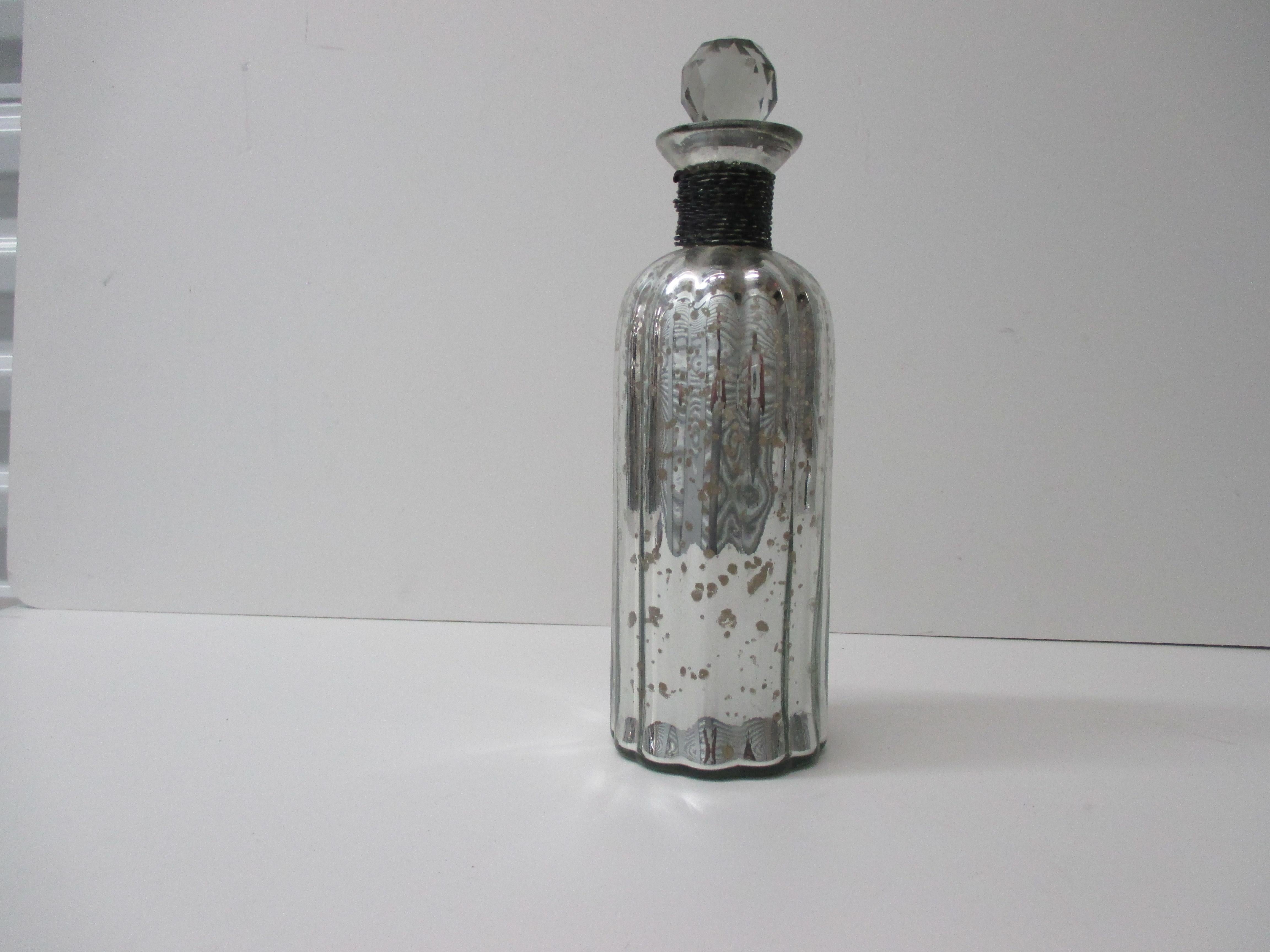 Round mercury glass decanter with cut glass design stopper and wire detail on the neck.
(For decorative purpose only, not food)
Size: 4