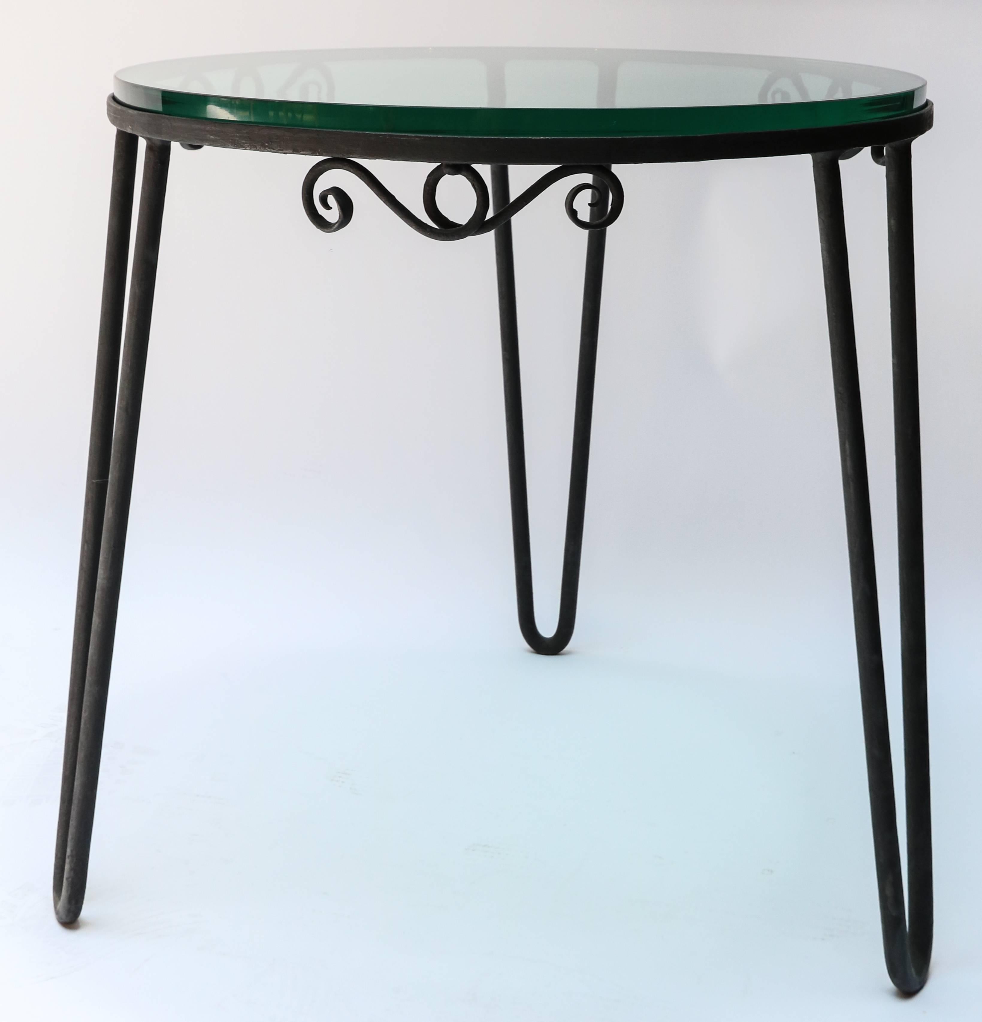 Runder italienischer Beistelltisch aus schwarzem Metall aus den 1960er Jahren mit Glasplatte (Moderne der Mitte des Jahrhunderts) im Angebot