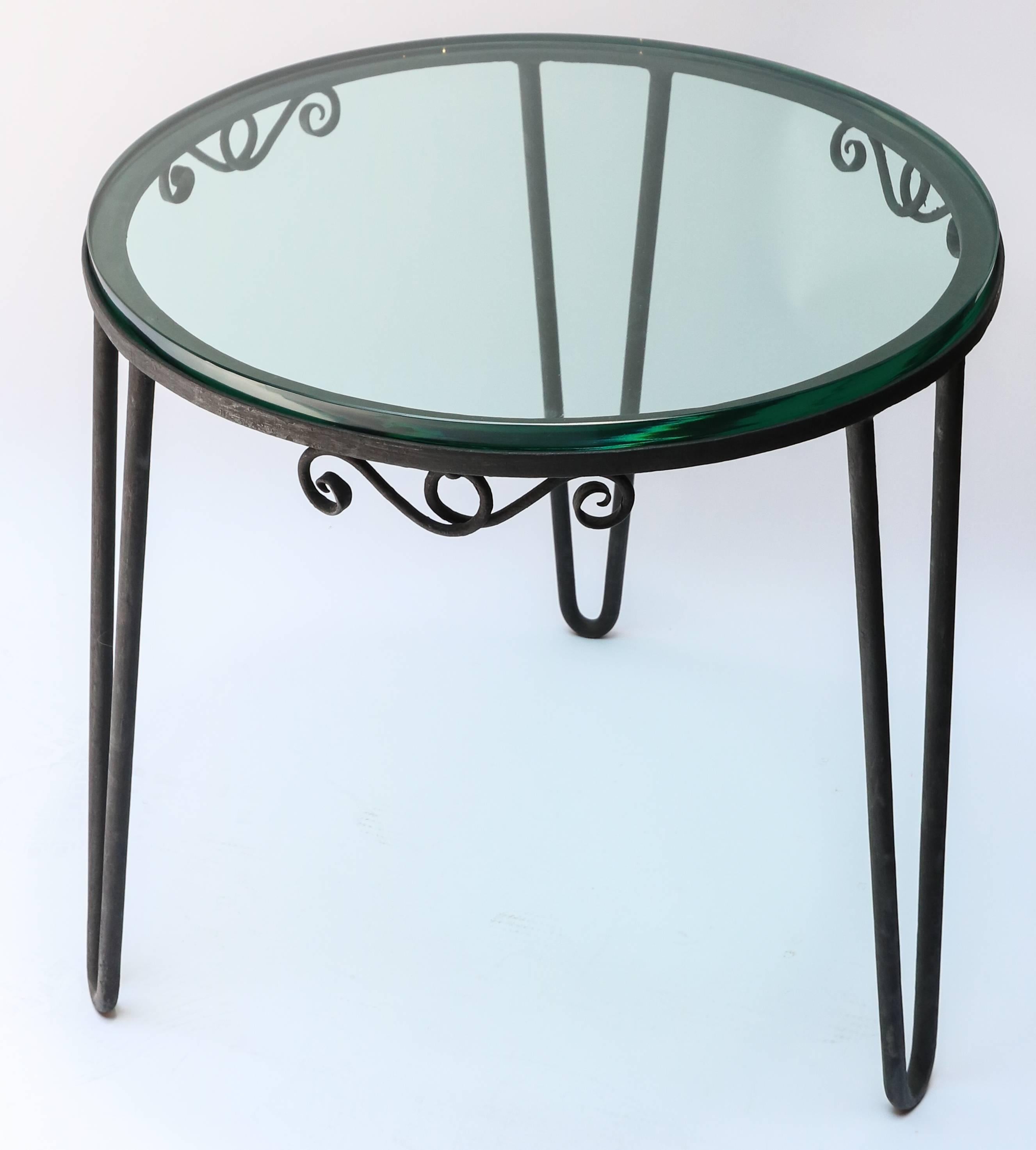 Round Black Metal 1960s Italian Side Table with Glass Top In Good Condition For Sale In Los Angeles, CA