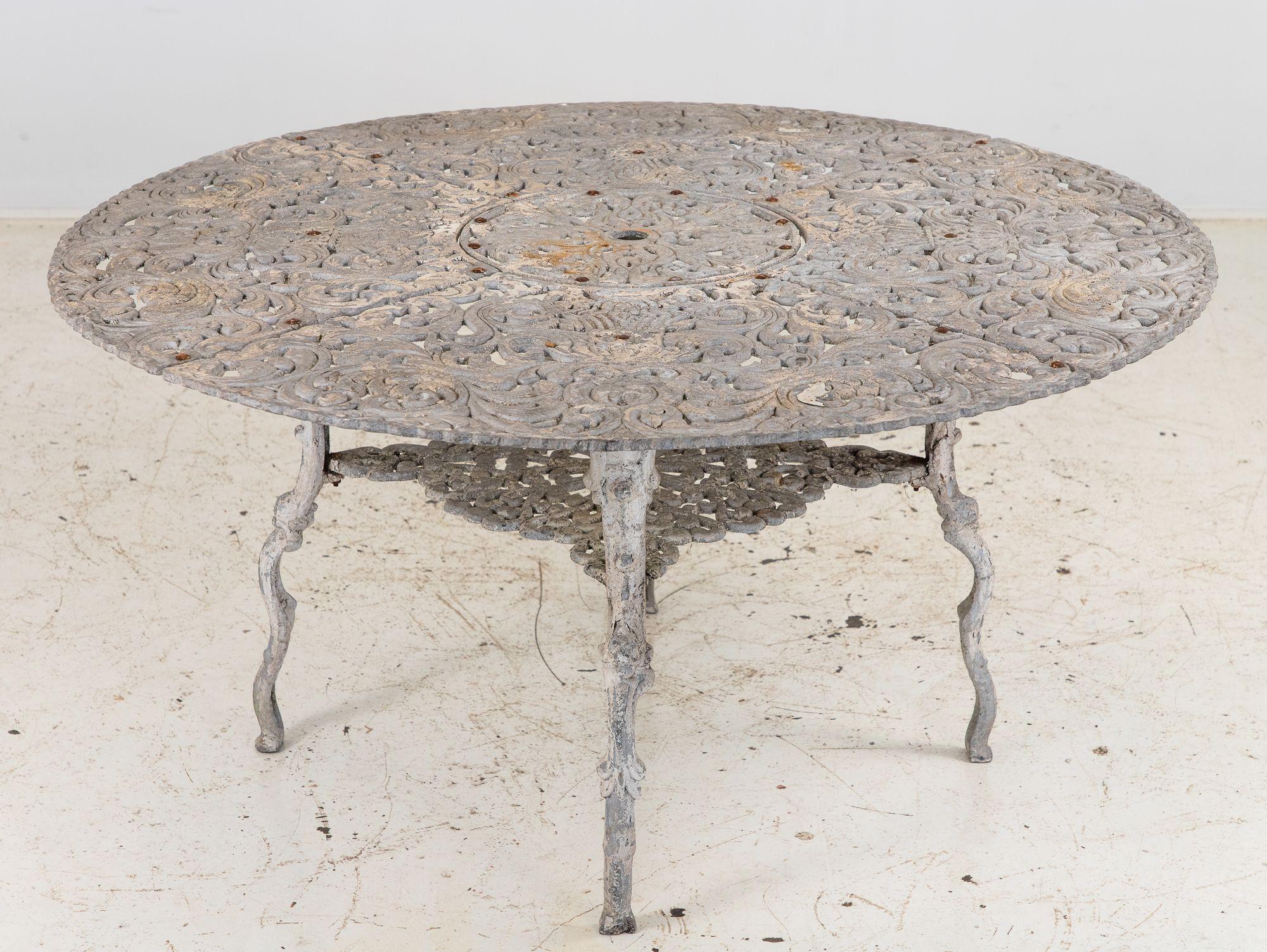 Round Metal Acanthus Leaf Motif Garden Table, Sweden 1960s In Good Condition For Sale In South Salem, NY