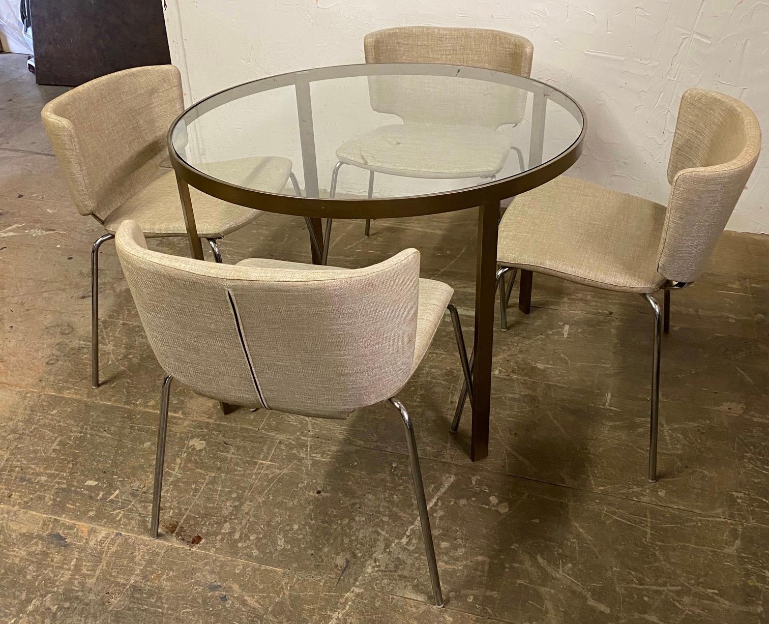 Runder Ess- oder Konferenztisch aus Metall und Glasplatte im Zustand „Gut“ im Angebot in Sheffield, MA