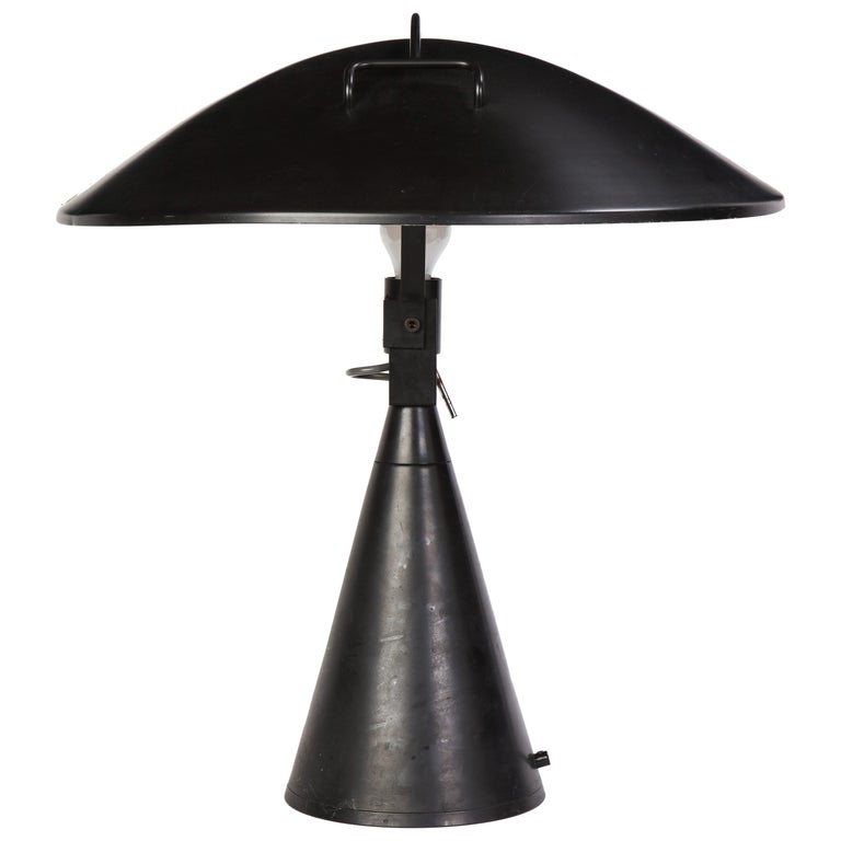 Round Metal Desk Lamp In Black Modern