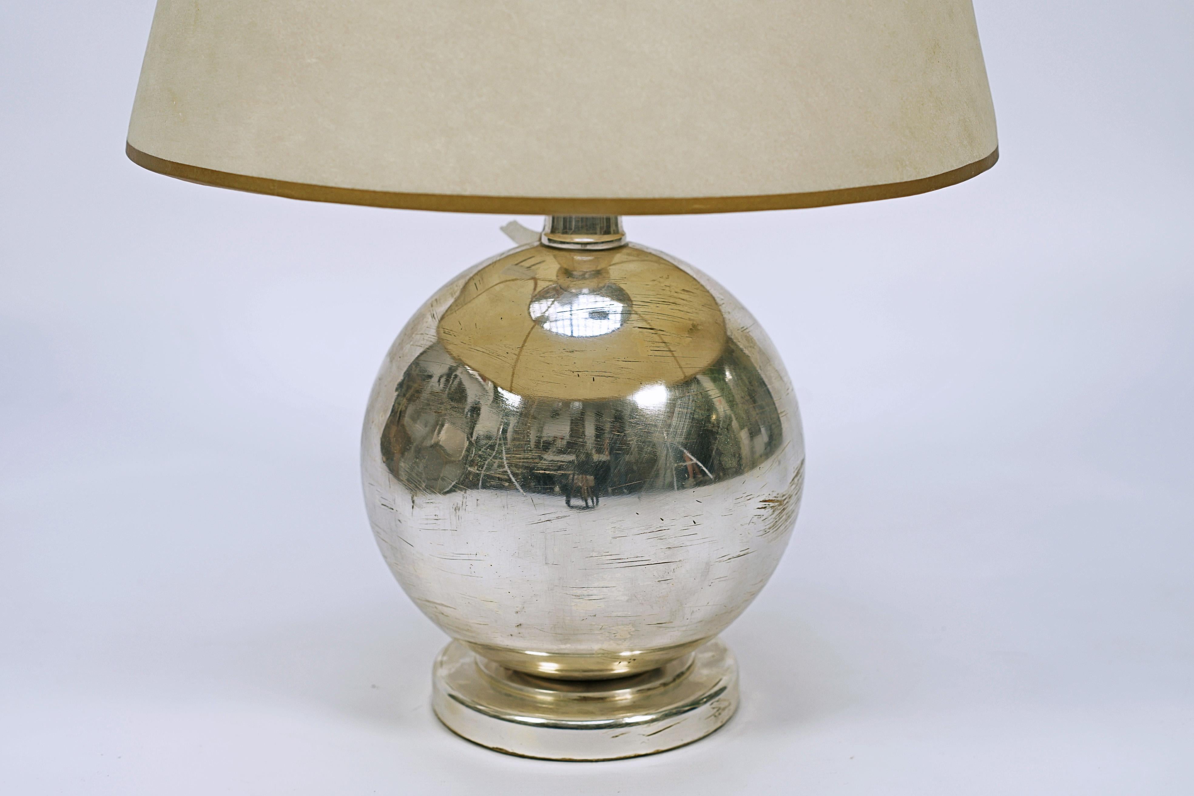 Lampe ronde en métal argenté conçue par Jacques Adnet (1901-1984).

France, CIRCA 1930.