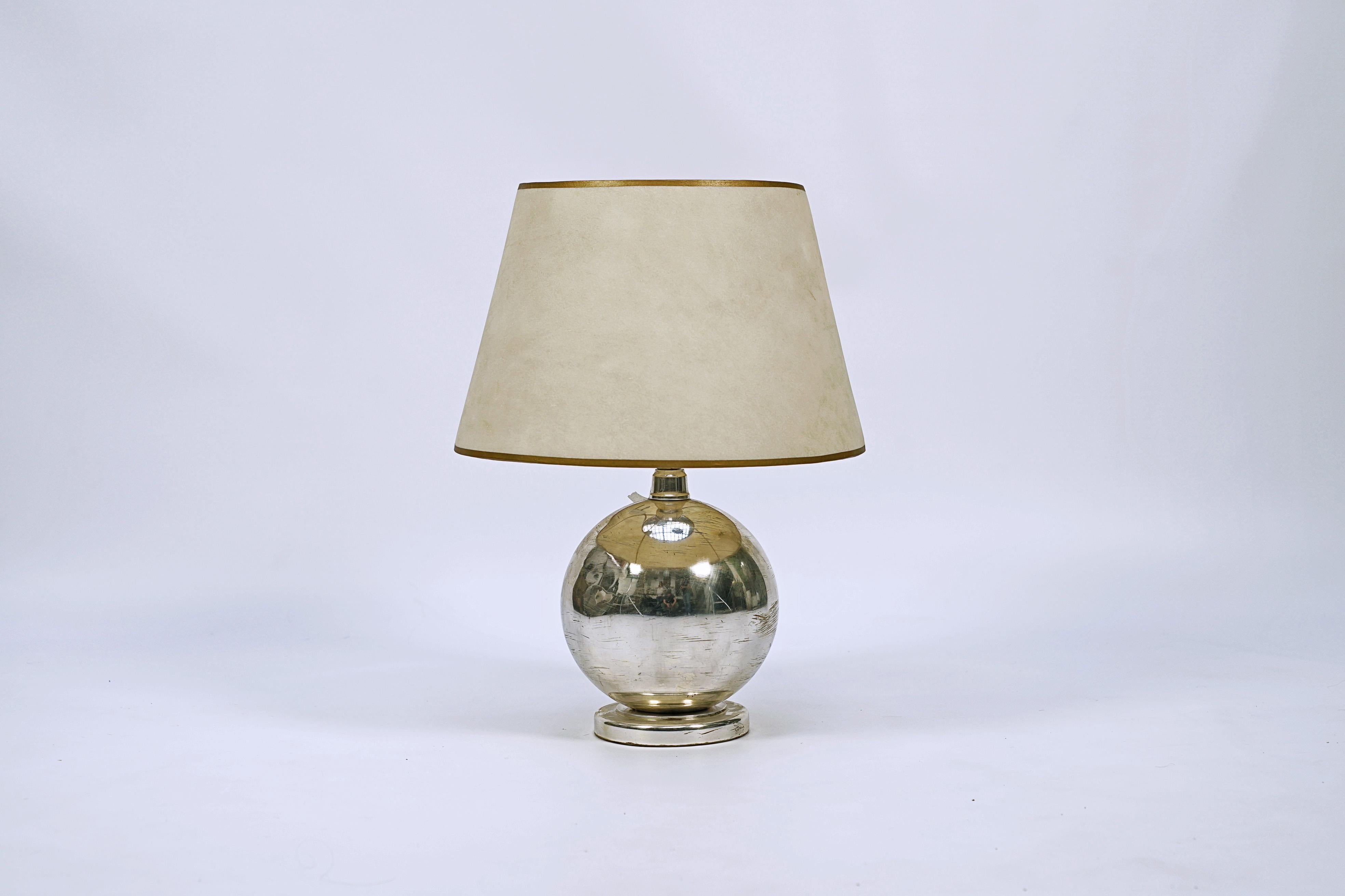 Français Lampe ronde en métal de Jacques Adnet en vente