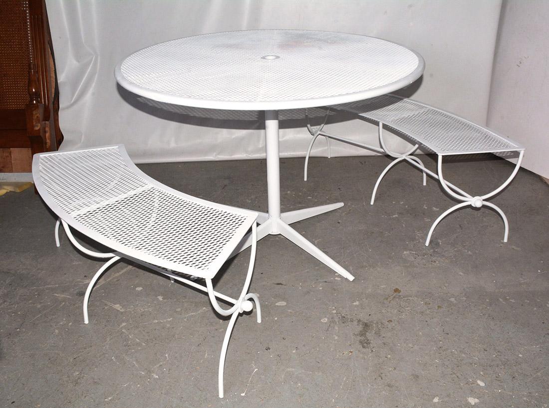 round metal patio tables