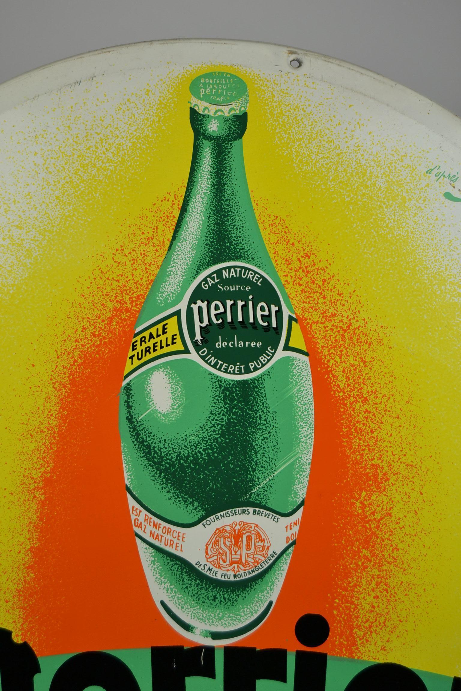 Tolles rundes Werbeschild aus Metall für Perrier::
das berühmte Sprudelwasser in der grünen Flasche - Eau de gazeuse minérale naturelle. 
Es hat schöne Farben wie grün:: gelb:: orange und schwarz und passt zu jeder Art von Interieur. 
Diese
