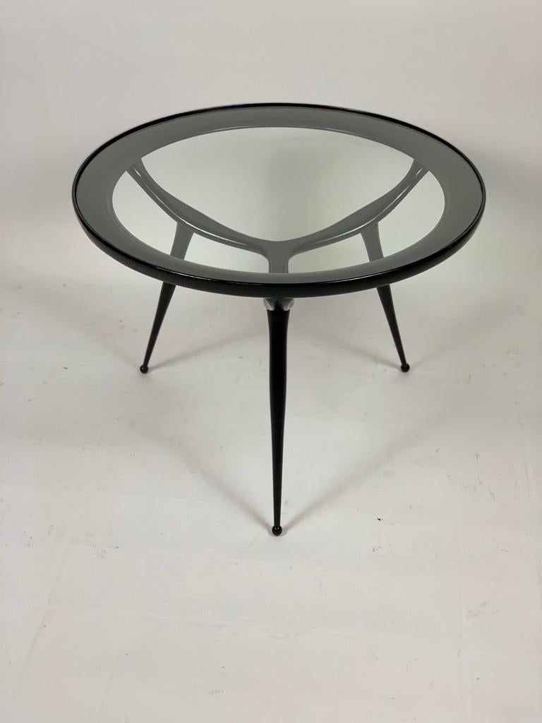 Round Mid Century Black Laquered Three Legs Side Table In Good Condition In Firenze, Toscana