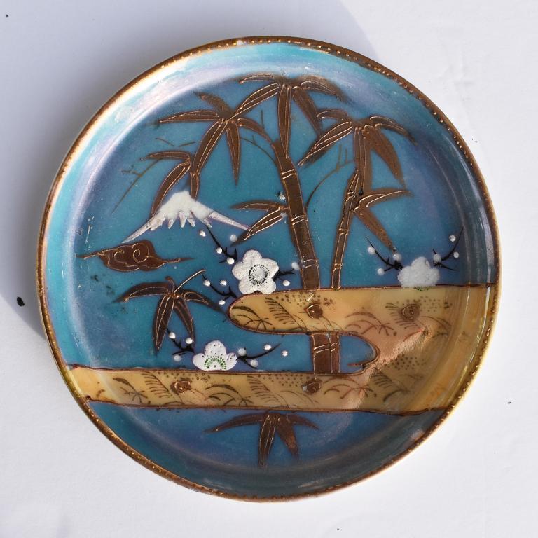 Small round midcentury ceramic vide-poche or decorative dish tray from Japan. Round and circular in shape, with short sides, this small dish would function wonderfully as a coin dish, catch-all for an entryway or nightstand or as a wine bottle