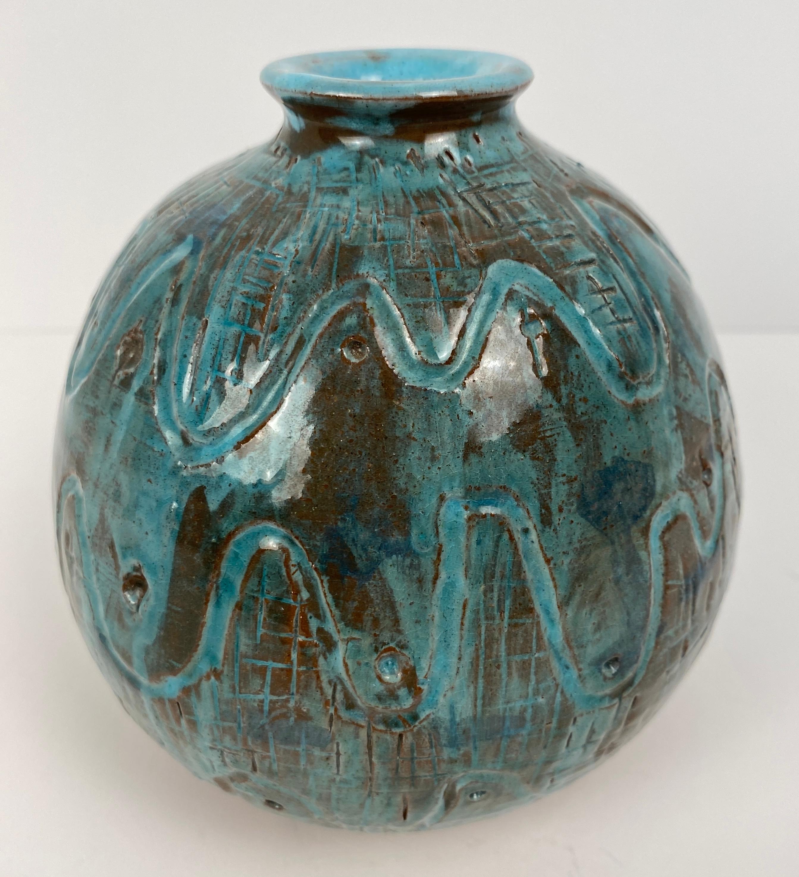 Round Mid-Century Ceramic Vase, Studio Pottery Vase Signed Hecho a mano en venta