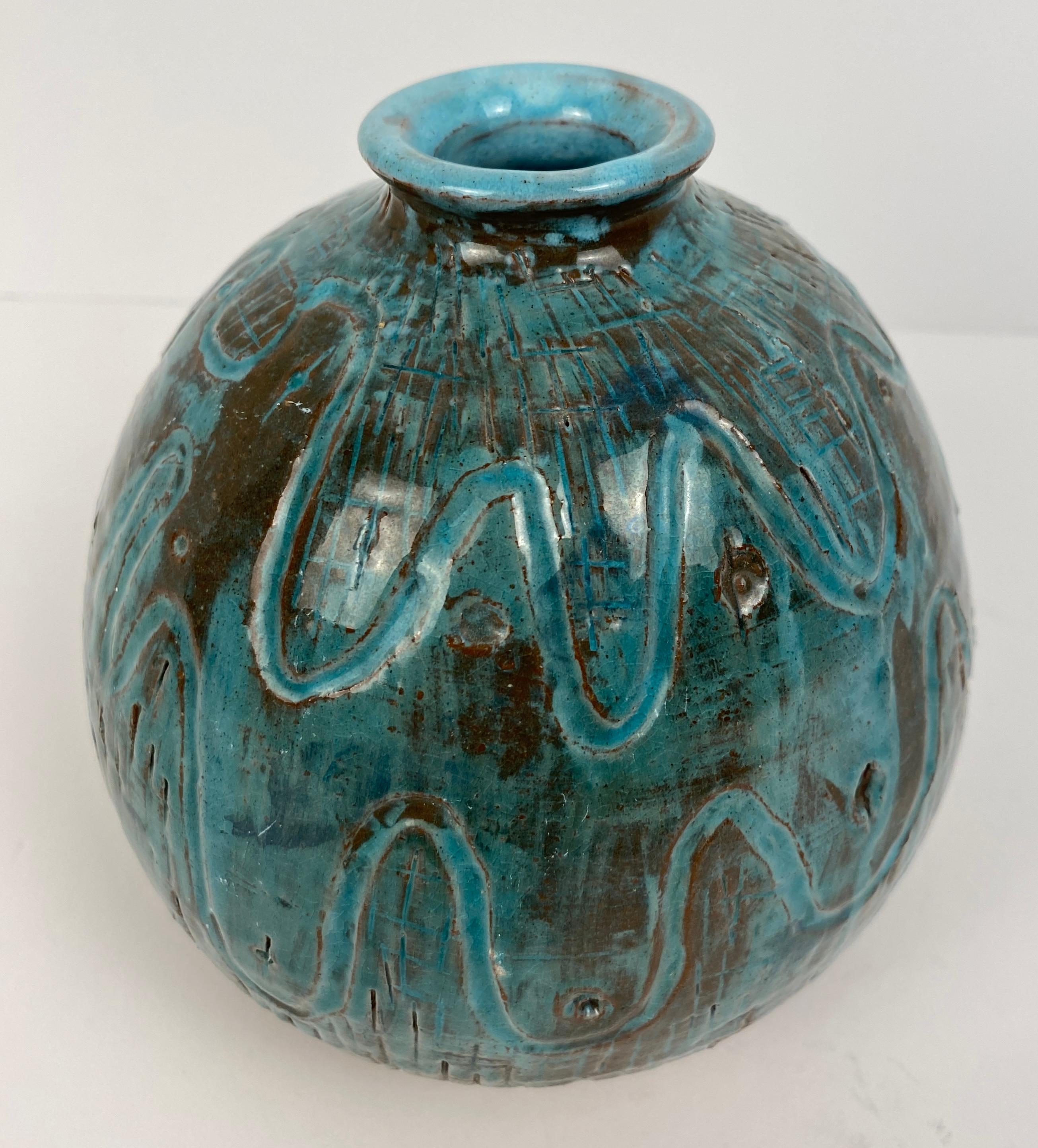 Round Mid-Century Ceramic Vase, Studio Pottery Vase Signed en Bueno estado para la venta en Miami, FL