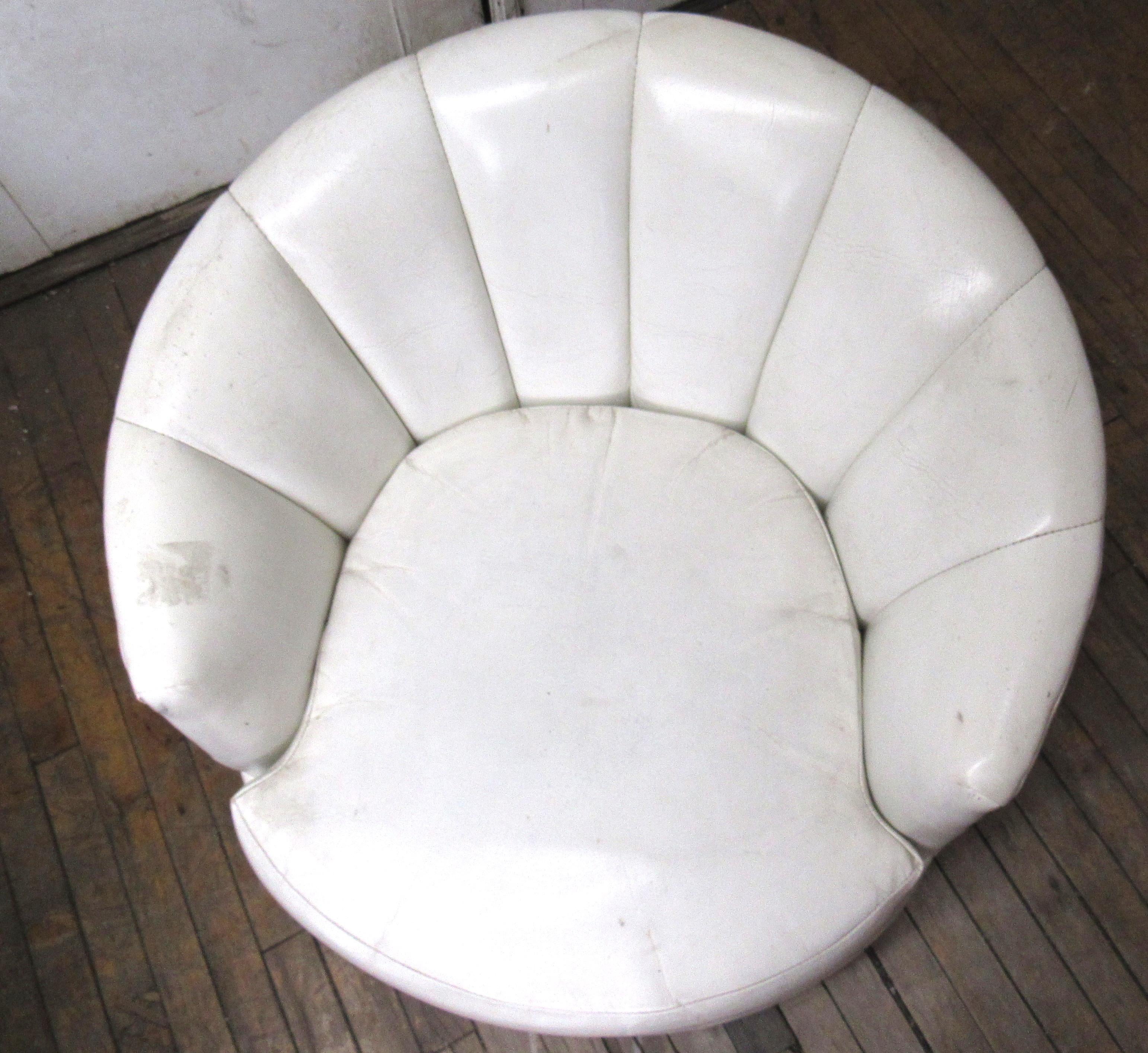 Round Mid-Century Club Chair In Good Condition For Sale In Brooklyn, NY