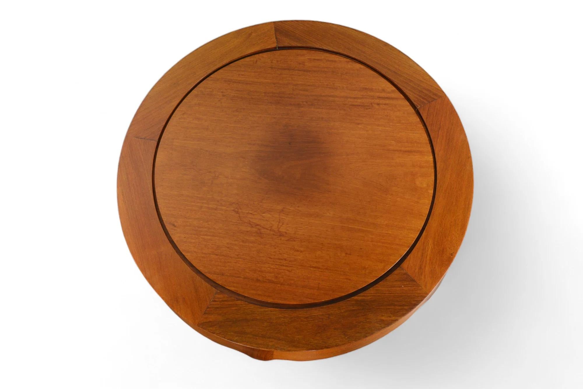 Mid-Century Modern Table basse ronde du milieu du siècle en acajou en vente