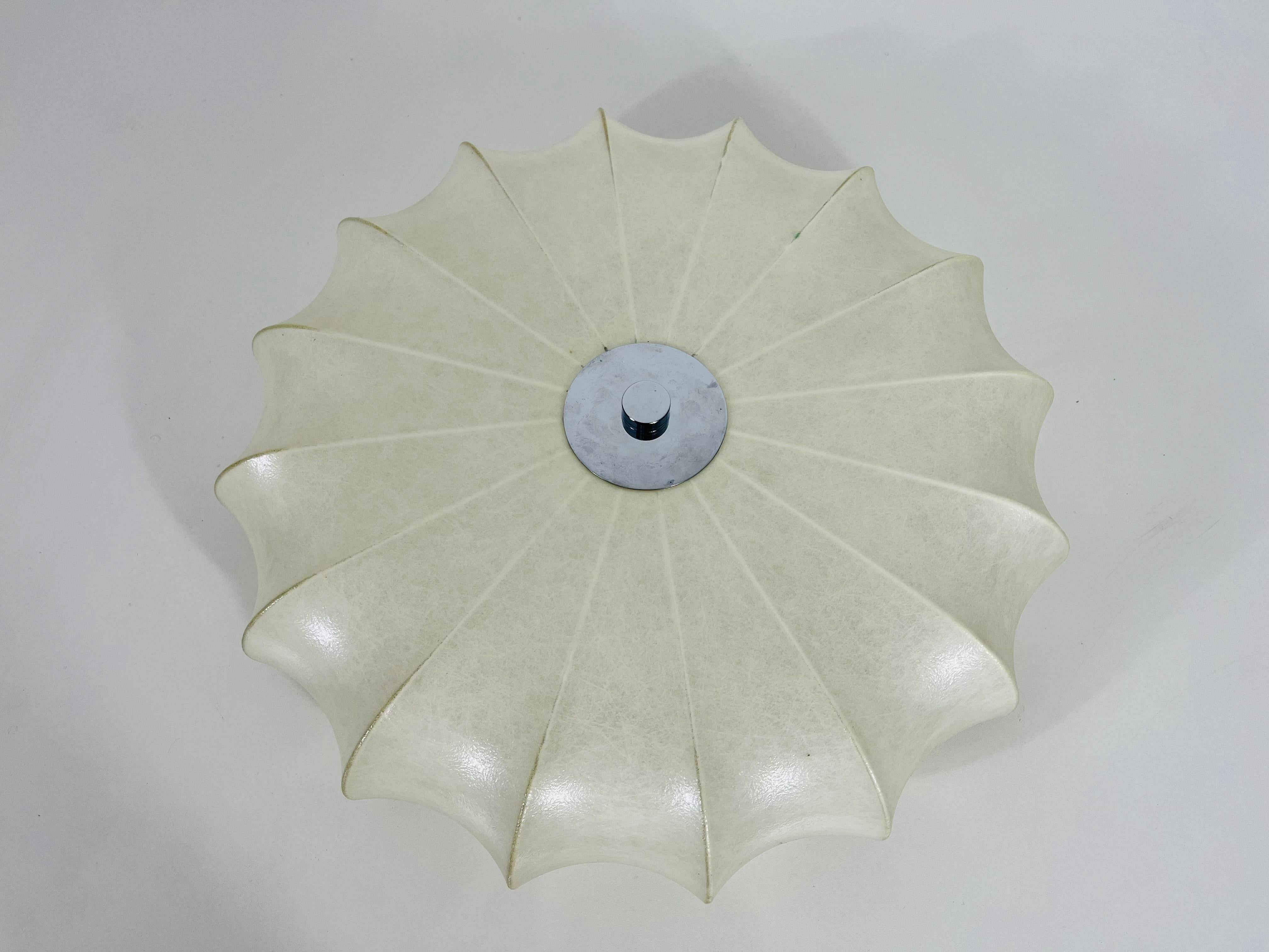 A cocoon flush mount made in Italy in the 1960s. The flush mount has been manufactured in the design of the lamps made by Achille Castiglioni. The lamp shade is made of original cocoon.


The light requires E14 light bulbs. Works with both