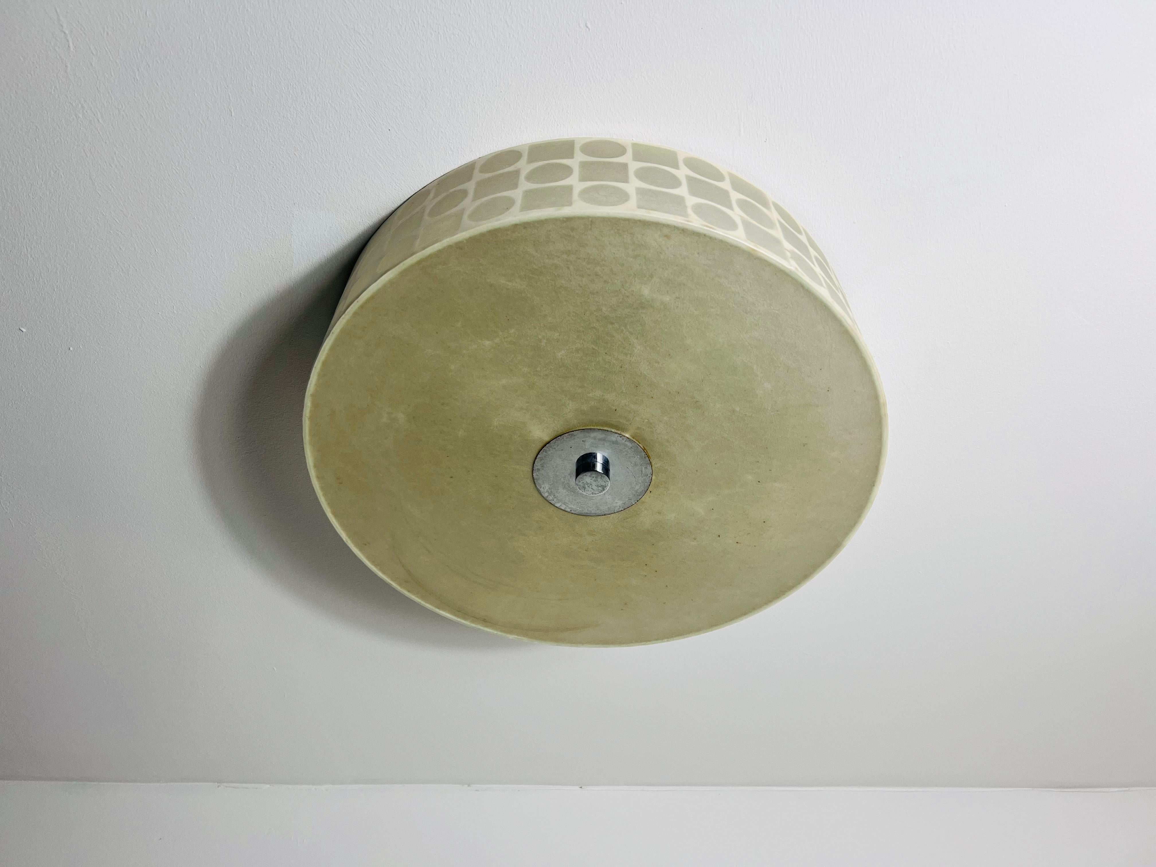 Diese elegante Deckenleuchte Cocoon, die in den 1960er Jahren in Italien hergestellt wurde, verkörpert den schlichten und zeitlosen Stil des berühmten Designers Achille Castiglioni. Seine raffinierte runde Form verjüngt sich sanft nach außen und