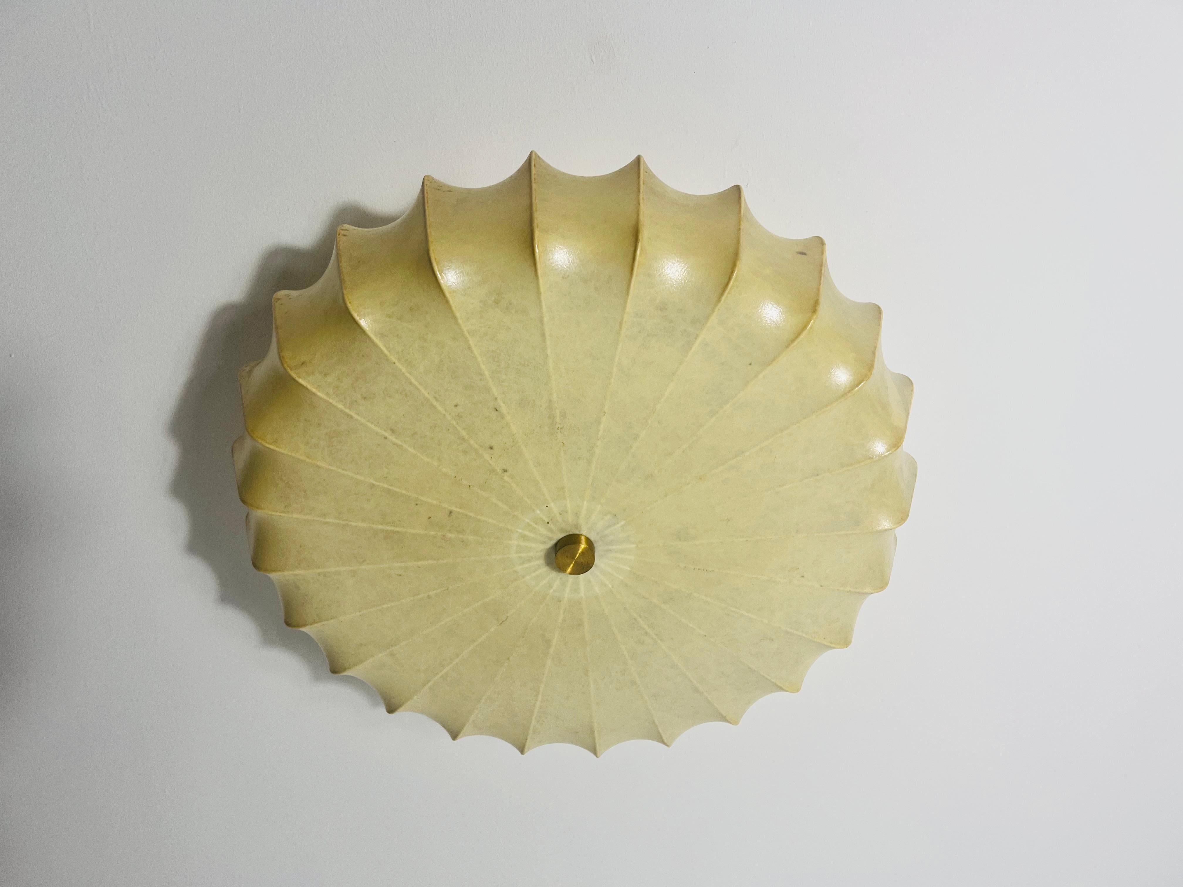 Cette élégante boîte d'encastrement Cocoon, fabriquée en Italie dans les années 1960, incarne le style épuré et intemporel qui rappelle le célèbre designer Achille Castiglioni. Sa forme ronde sophistiquée s'affine doucement vers l'extérieur, créant