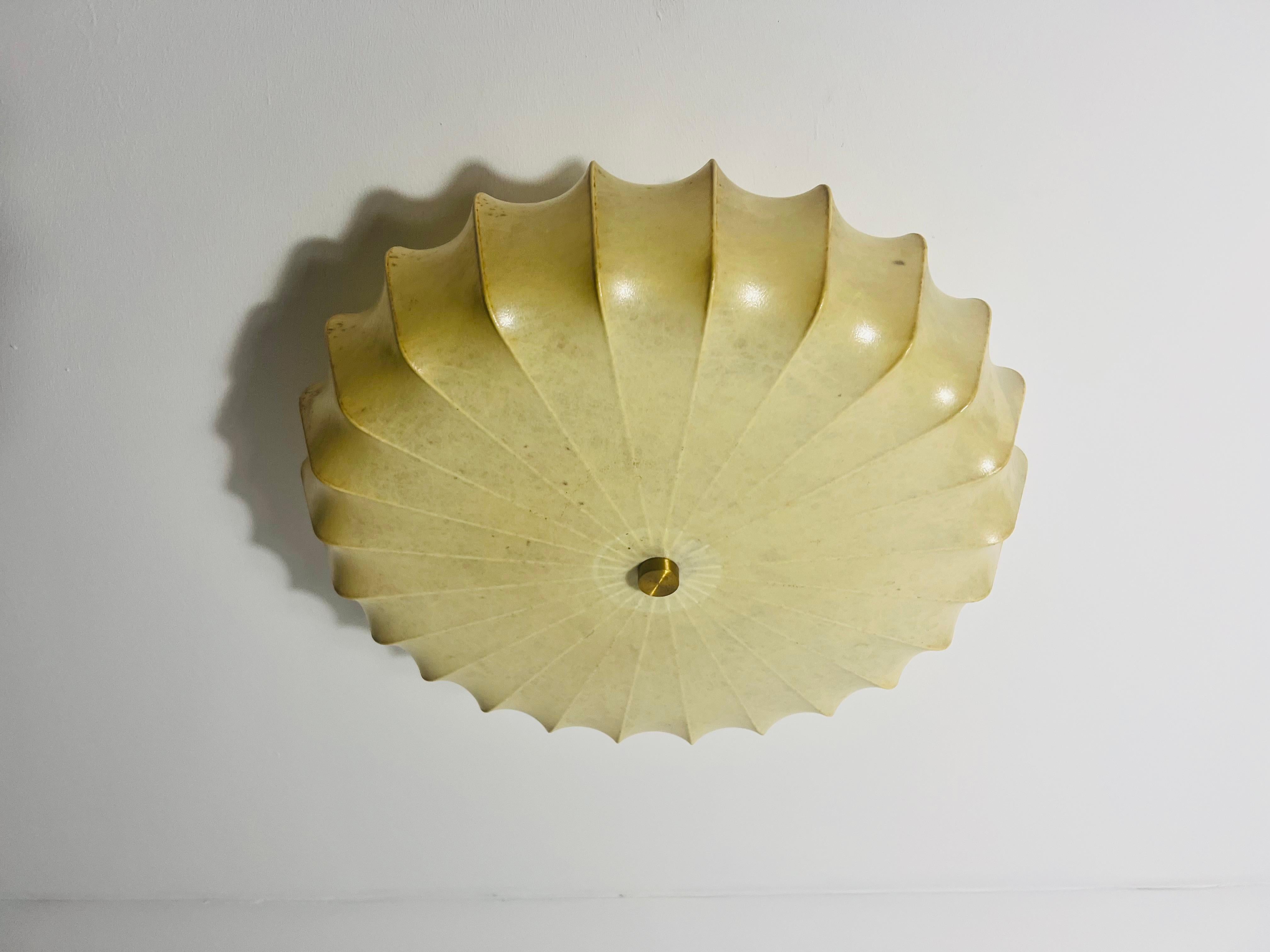 Synthétique Plafonnier rond en forme de cocon, The Modernity, années 1960, Italie en vente