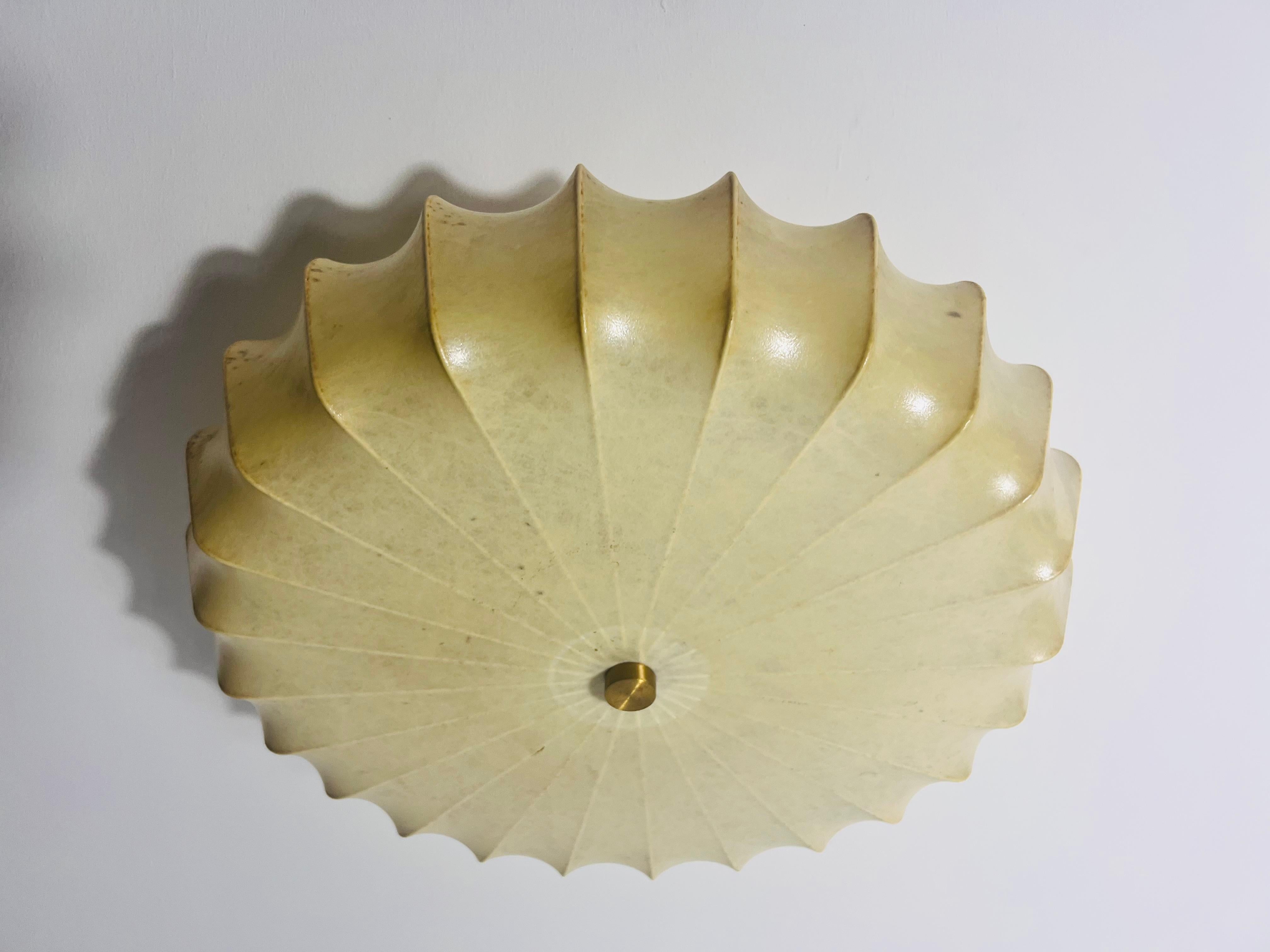Plafonnier rond en forme de cocon, The Modernity, années 1960, Italie en vente 1