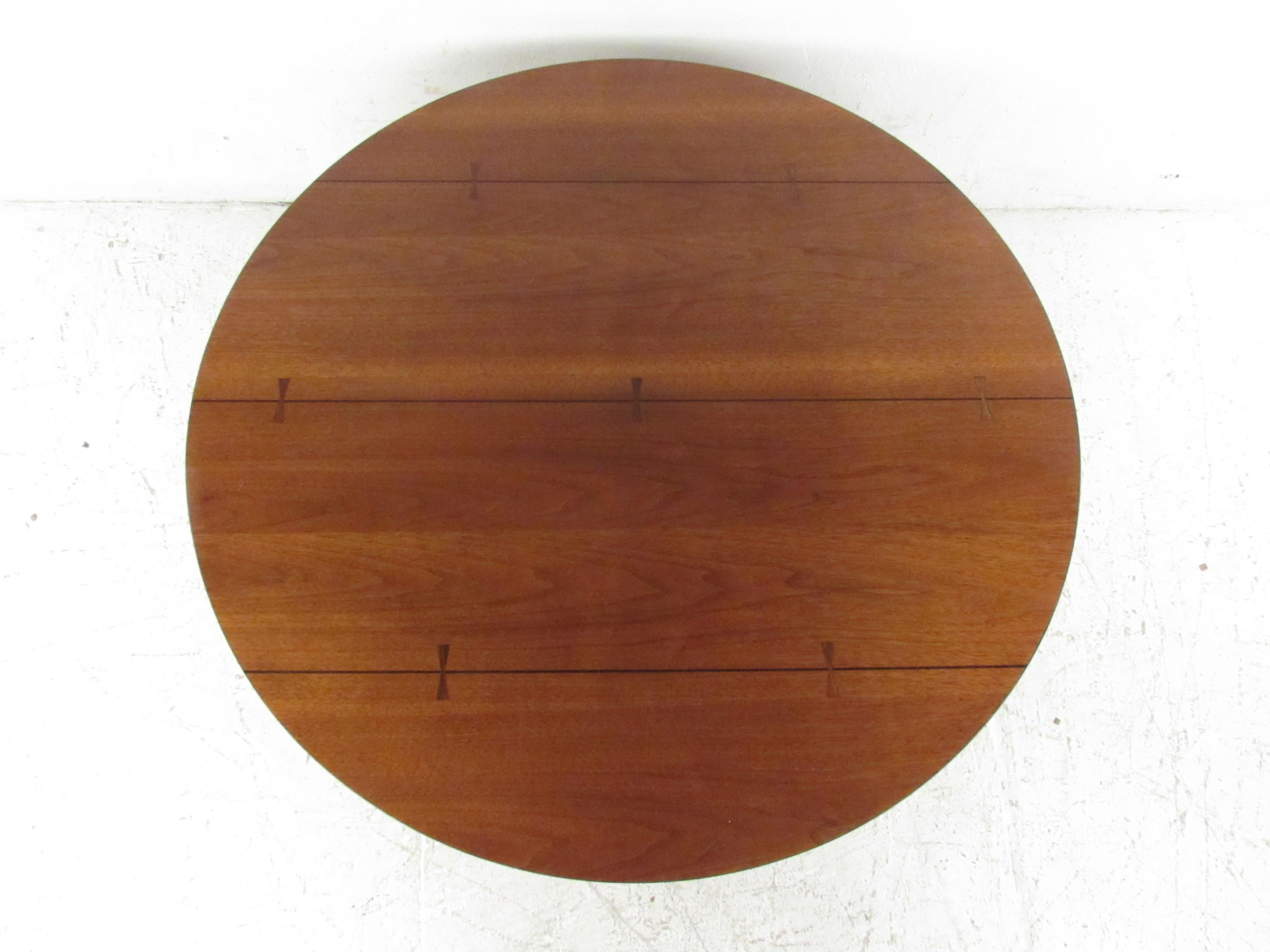 Round Mid-Century Modern Coffee Table by Lane Furniture In Good Condition In Brooklyn, NY