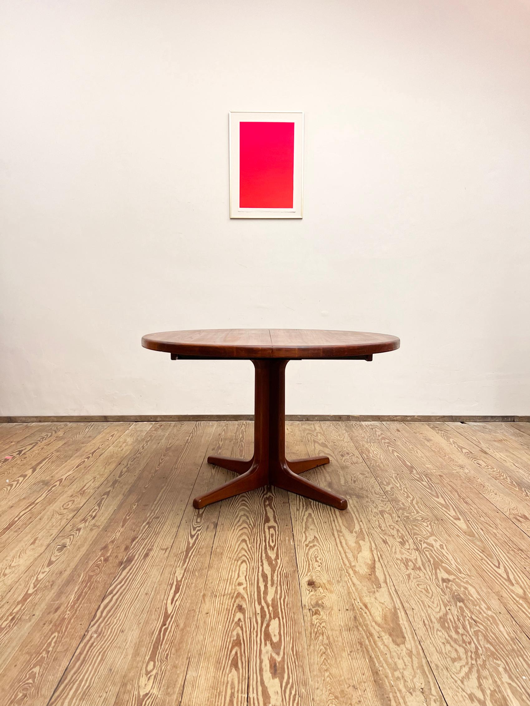 Abmessungen 120 x 74 cm (Durchmesser x Höhe)

Dänischer Esstisch, entworfen und hergestellt in Dänemark. Der Tisch ist aus massivem Teakholz gefertigt und kann erweitert werden. Der Tisch wird ohne Aufsatz geliefert.

Der Tisch ist in sehr gutem