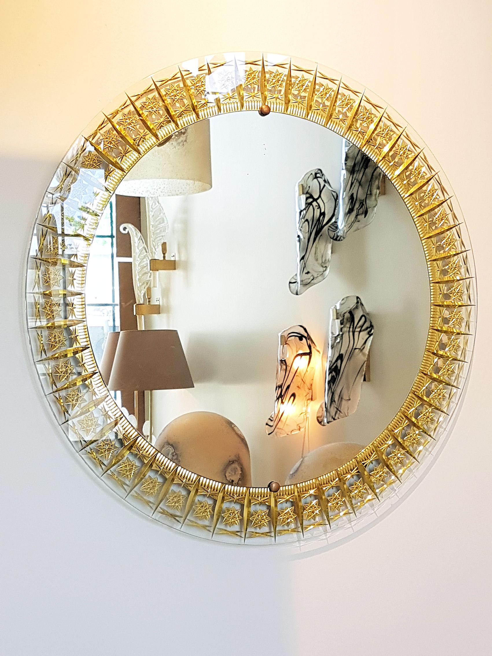 Mid-Century Modern wall mirror, round shape, by Crystal Arte
Italy, 1960s
Frame also in carved glass with gold leaf inclusions.
Mid-Century Modern mirror.
Cristal Arte round gold frame mirror.