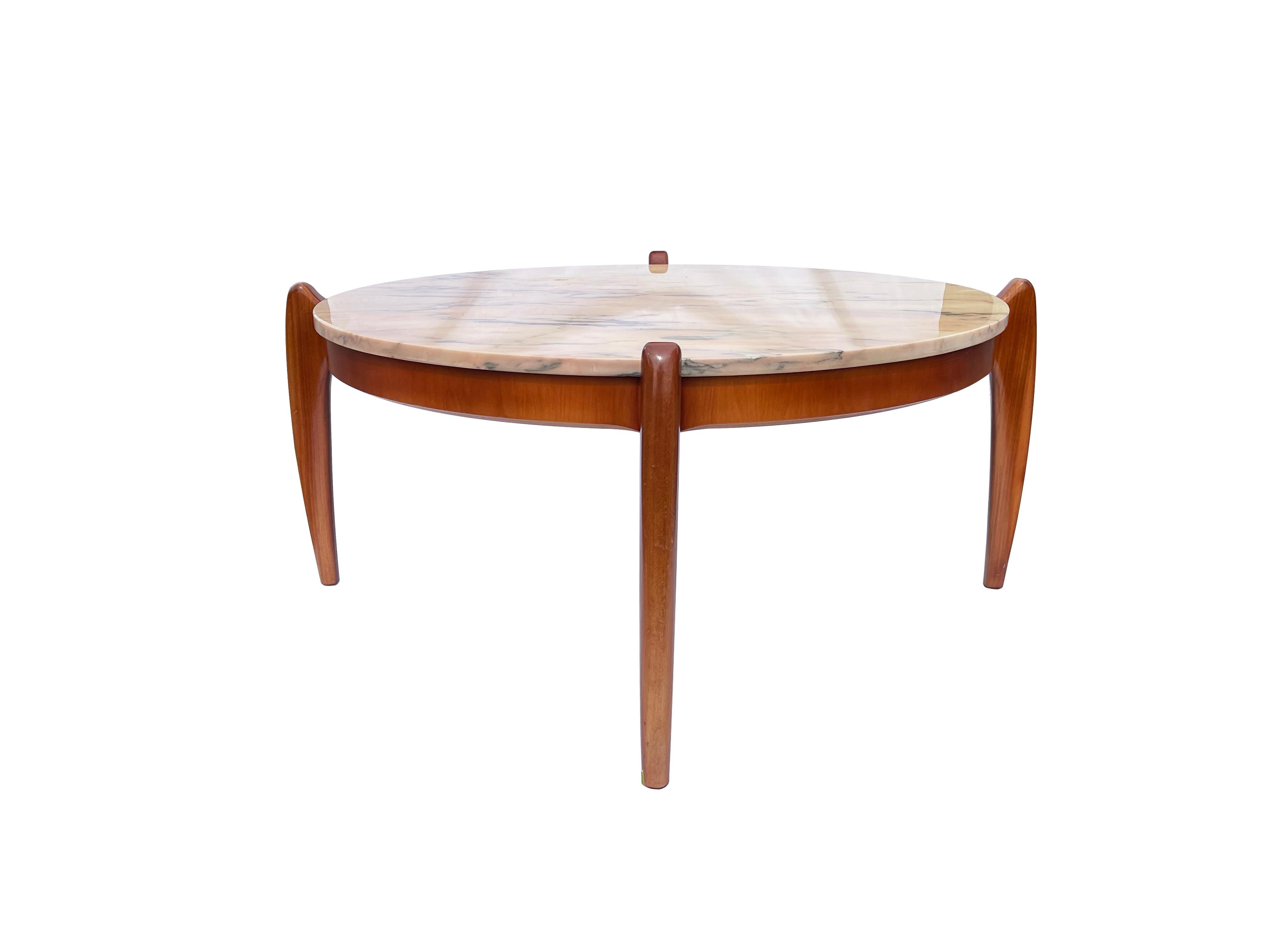 Fantastic mid-century spider legged coffee table following the design styles of Gio Ponti, as much as Giuseppe Scapinelli.
Most likely made in Germany, here with a heavy Porto Rosé marble top.
This marble stems from Portugal.
The wooden base of the