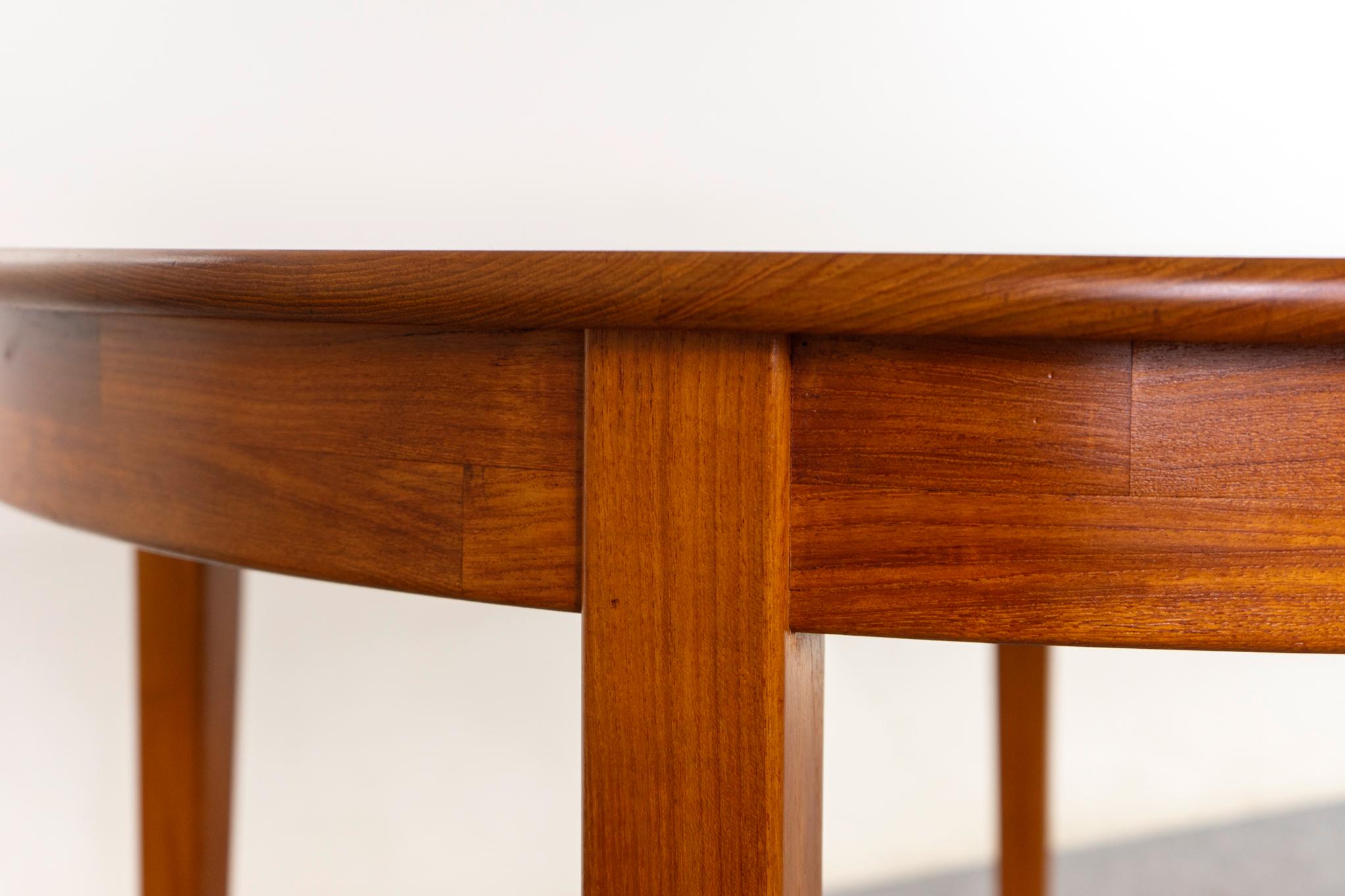 Round Mid-Century Modern Solid Teak Dining Table For Sale 4