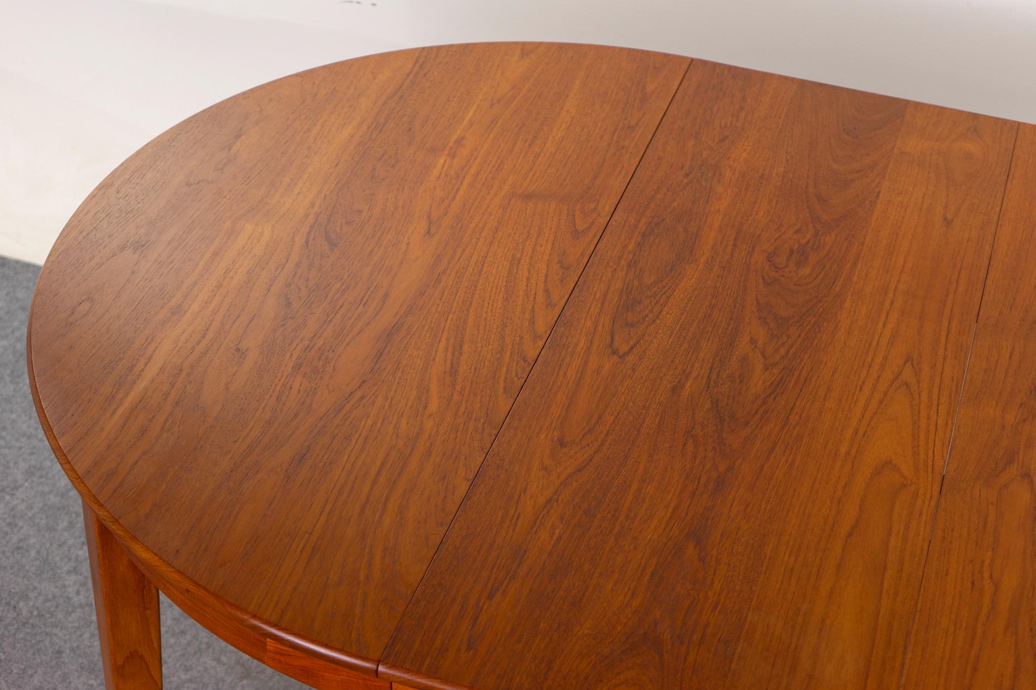 Round Mid-Century Modern Solid Teak Dining Table In Good Condition For Sale In VANCOUVER, CA