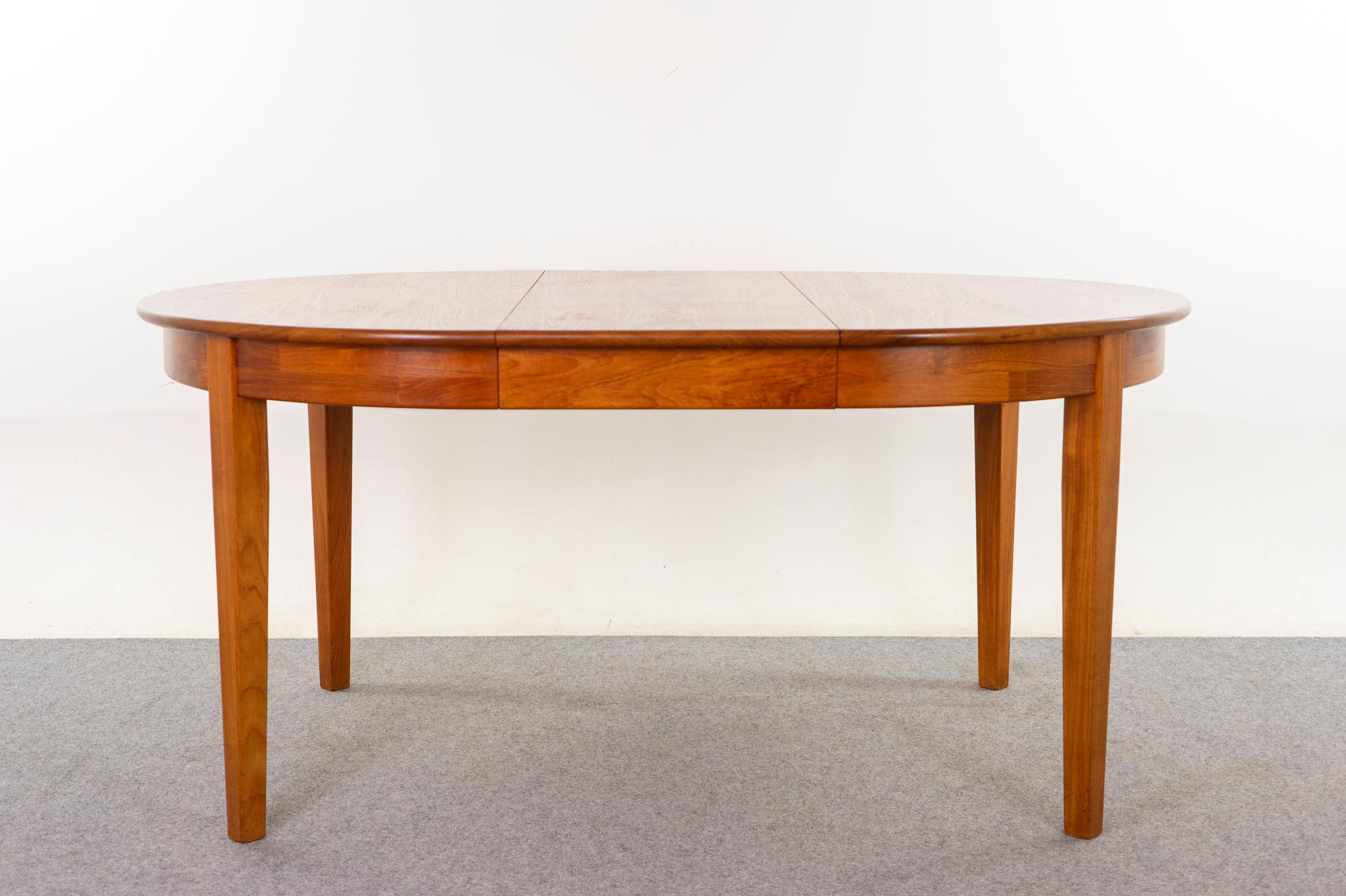 Round Mid-Century Modern Solid Teak Dining Table For Sale 1