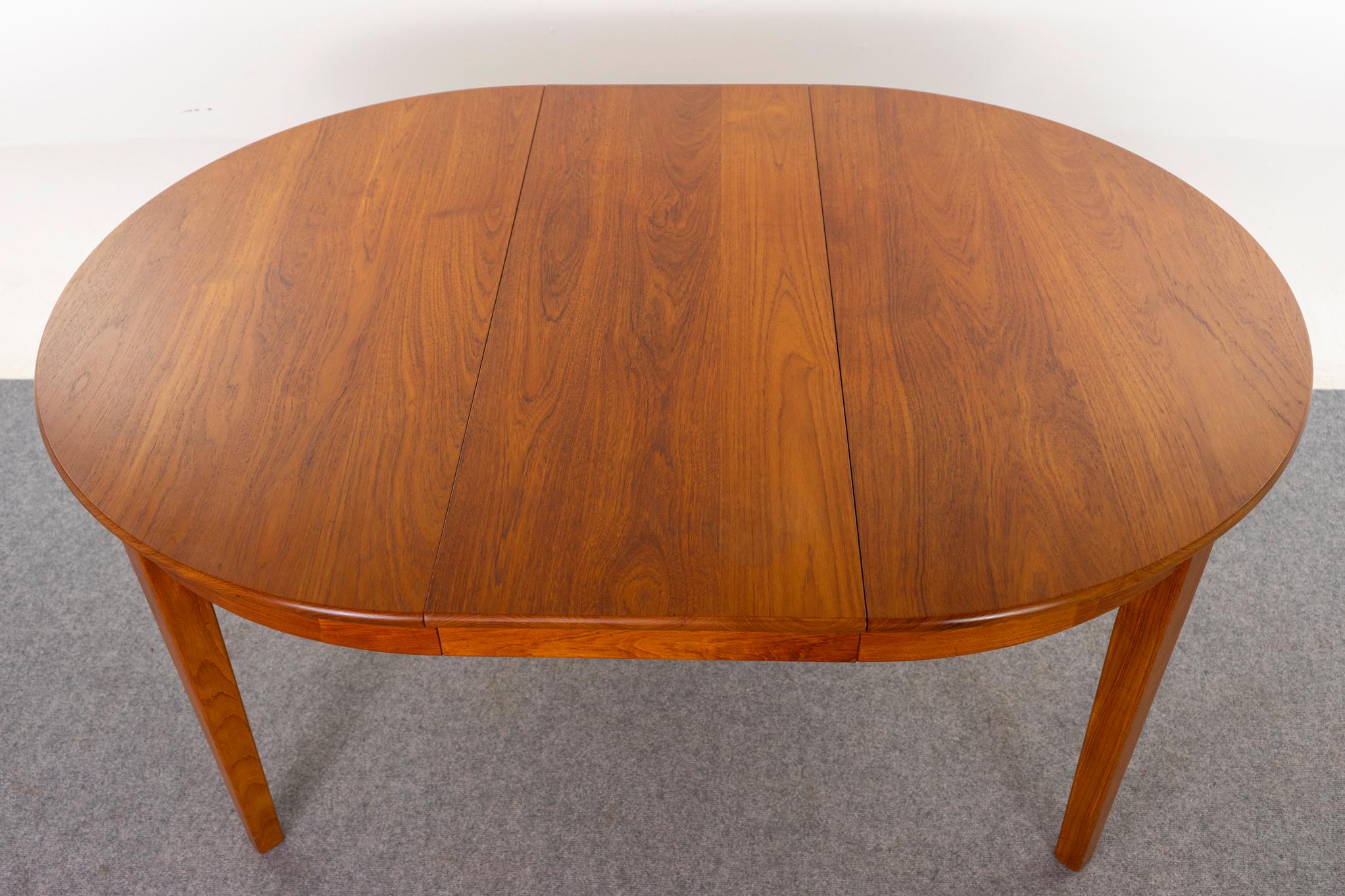 Round Mid-Century Modern Solid Teak Dining Table For Sale 2