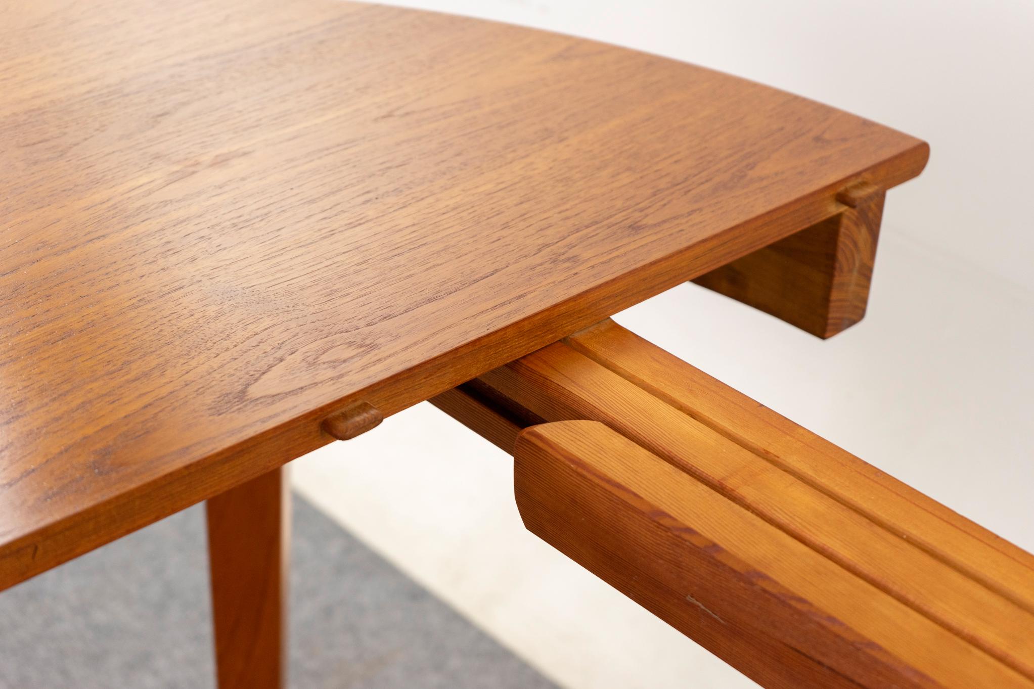 Round Mid-Century Modern Solid Teak Dining Table For Sale 3
